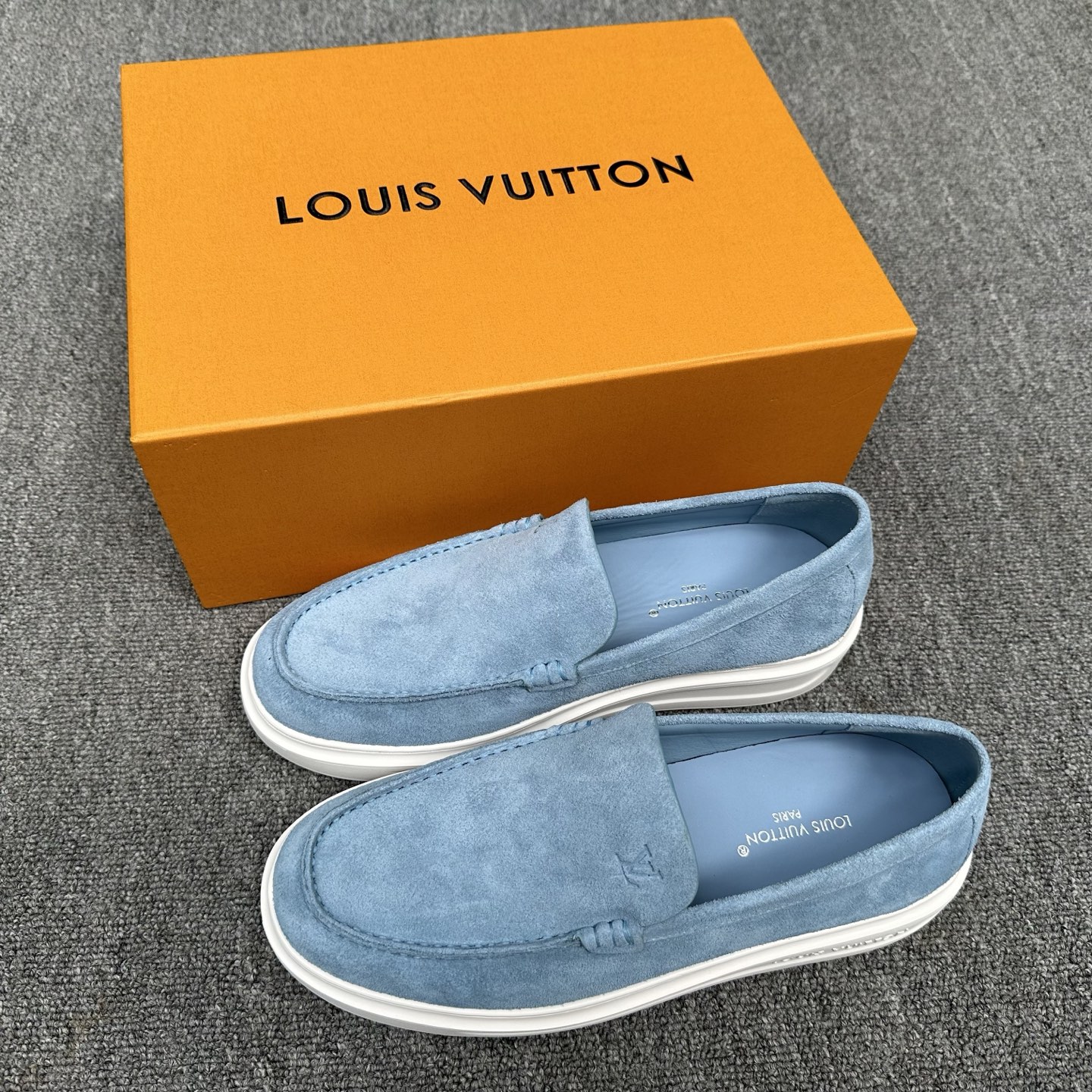 NO:834106,Lv's new high-end casual sports shoes for men are made of imported first-layer cowhide brand lougou, original ultra-light TPU outsole, wear-resistant and comfortable, Monogram lougou embellished rubber outsole, breathable mesh lining, versatile classic style!  Size39-44 (38, 45, 46 customized) Item number,,louis vuitton,sneakers,cowhide19860909Lv 新品男士高端休闲运动鞋,选用进口头层牛皮品牌lougou,原版超轻tpu大底,耐磨舒适,Monogram lougou点缀橡胶外底,透气网布内里,百搭经典款式！ Size39-44（38、45、46 定做） 货号,,louis vuitton,sneakers,cowhide,Men's shoes