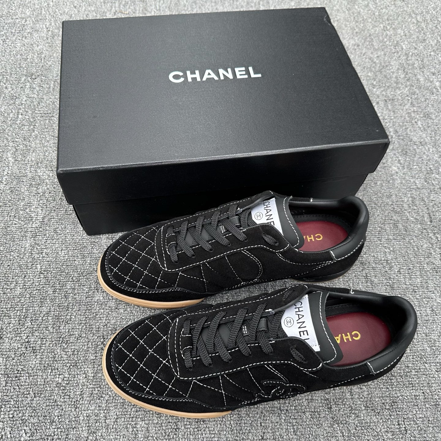Чёрные кроссовки Chanel с ромбовидным узором