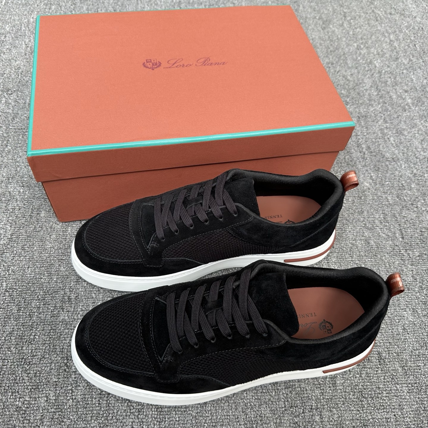 NO:853703,Loro Piana Autumn Walking Sneakers This casual shoe is made of wool blended fabric, handmade, showing a unique three-dimensional effect. The unique version narrows slightly in the middle and is embellished with smooth cow leather details. The lightweight TPU sole and studs on the edge enhance grip and stability, and the functional details full of modern beauty add a sporty style to the shoe. The upper uses Kummel, a hot-melt edge-sealing process.  The lightweight technical material of the colored rubber outsole is inlaid with cushioning pads on the inside of the sole to distribute the weight more evenly and reduce the load during walking. The leather eyelets are directly set on the upper fixed to the sole to ensure stability. The rear is equipped with cushioning pads to improve wearing comfort. Comes with a complete package!  Size 39-40-41-42-43-44 (customized at 38.45.46) Item number,,loro piana,sneakers,cowhide19860909Loro Piana/诺悠翩雅 秋季散步运动鞋 这款休闲鞋采用羊毛混纺面料制成,纯手工打造,呈现出别致的立体效果.独特的版型在中段轻微变窄,并以光滑牛皮革细节点缀.轻盈TPU鞋底和边缘的鞋钉增强抓地力和稳定性,充满现代美感的功能细节设计为鞋子平添了运动风格.鞋面使用热熔封边工艺Kummel 色橡胶外底的轻盈技术材料鞋底内侧镶嵌着缓冲垫,让重量分配更平均,减轻行进间的负荷,皮革鞋眼直接设于固定在鞋底的鞋面上,以确保稳定性,后部搭配缓冲垫,以提升穿着舒适感.配全套包装！ 尺码39-40-41-42-43-44（38.45.46订做） 货号,,loro piana,sneakers,cowhide,Men's shoes