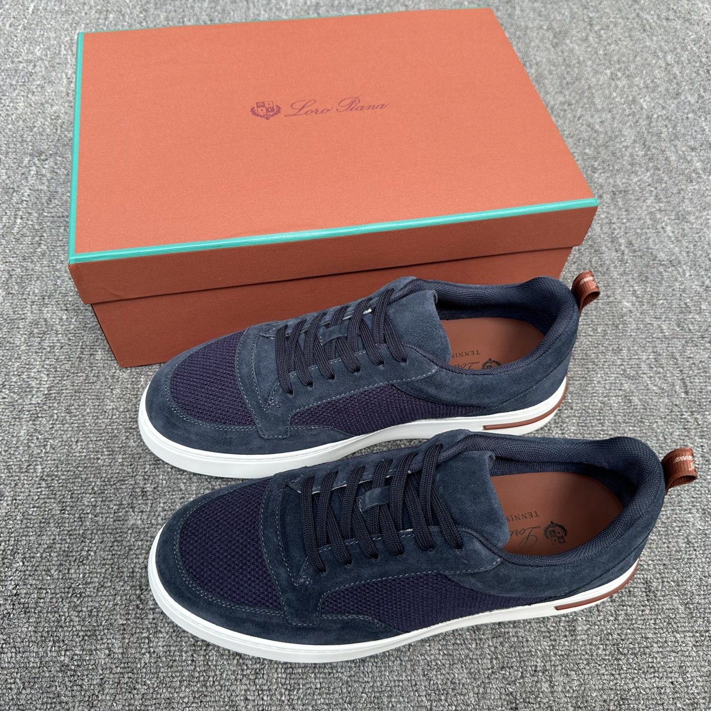 NO:853716,Loro Piana Autumn Walking Sneakers This casual shoe is made of wool blended fabric, handmade, showing a unique three-dimensional effect. The unique version narrows slightly in the middle and is embellished with smooth cow leather details. The lightweight TPU sole and studs on the edge enhance grip and stability, and the functional details full of modern beauty add a sporty style to the shoe. The upper uses Kummel, a hot-melt edge-sealing process.  The lightweight technical material of the colored rubber outsole is inlaid with cushioning pads on the inside of the sole to distribute the weight more evenly and reduce the load during walking. The leather eyelets are directly set on the upper fixed to the sole to ensure stability. The rear is equipped with cushioning pads to improve wearing comfort. Comes with a complete package!  Size 39-40-41-42-43-44 (customized at 38.45.46),,loro piana,sneakers,cowhide19860909Loro Piana/诺悠翩雅 秋季散步运动鞋 这款休闲鞋采用羊毛混纺面料制成,纯手工打造,呈现出别致的立体效果.独特的版型在中段轻微变窄,并以光滑牛皮革细节点缀.轻盈TPU鞋底和边缘的鞋钉增强抓地力和稳定性,充满现代美感的功能细节设计为鞋子平添了运动风格.鞋面使用热熔封边工艺Kummel 色橡胶外底的轻盈技术材料鞋底内侧镶嵌着缓冲垫,让重量分配更平均,减轻行进间的负荷,皮革鞋眼直接设于固定在鞋底的鞋面上,以确保稳定性,后部搭配缓冲垫,以提升穿着舒适感.配全套包装！ 尺码39-40-41-42-43-44（38.45.46订做）,,loro piana,sneakers,cowhide,Men's shoes