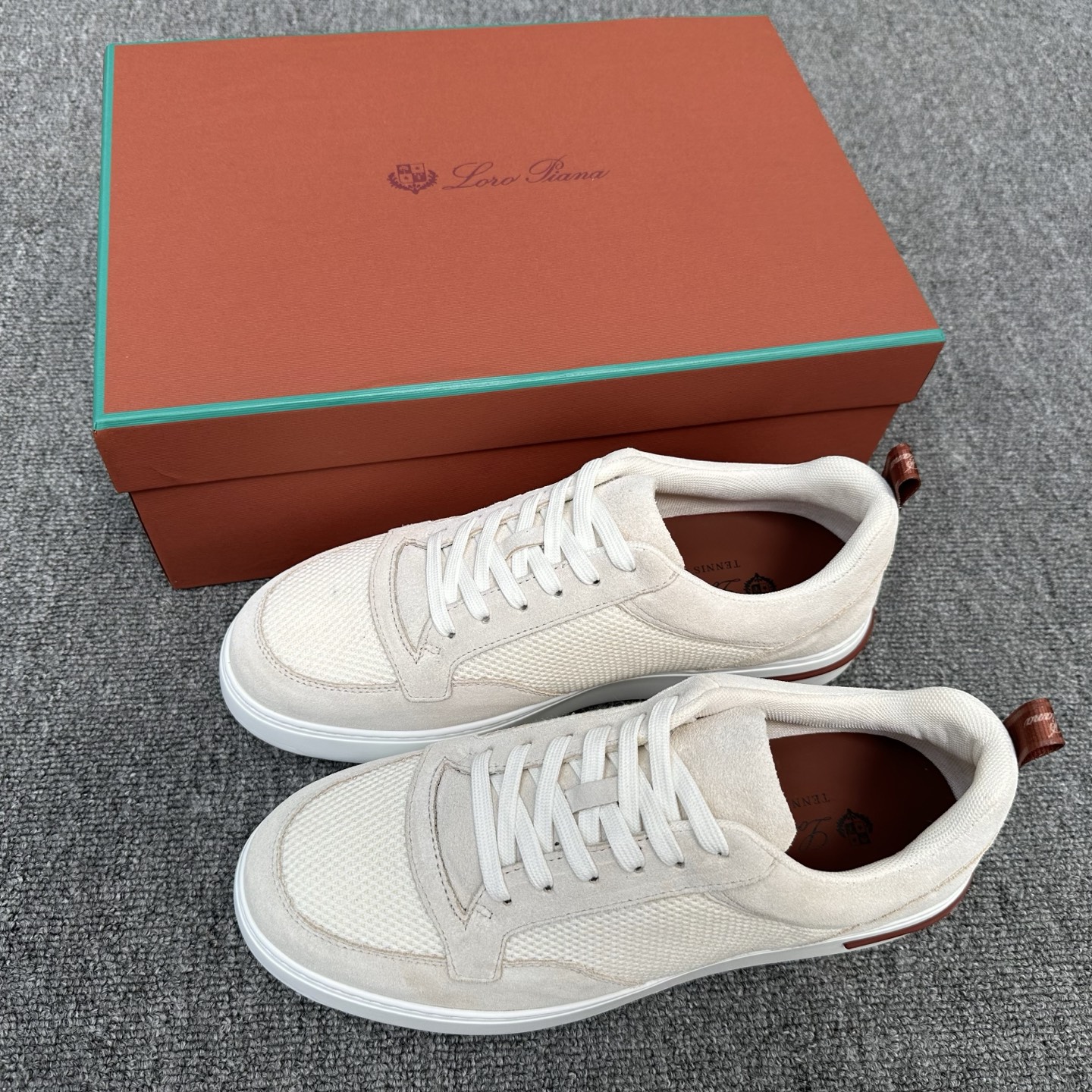 NO:853729,Loro Piana Autumn Walking Sneakers This casual shoe is made of wool blended fabric, handmade, showing a unique three-dimensional effect. The unique version narrows slightly in the middle and is embellished with smooth cow leather details. The lightweight TPU sole and studs on the edge enhance grip and stability, and the functional details full of modern beauty add a sporty style to the shoe. The upper uses Kummel, a hot-melt edge-sealing process.  The lightweight technical material of the colored rubber outsole is inlaid with cushioning pads on the inside of the sole to distribute the weight more evenly and reduce the load during walking. The leather eyelets are directly set on the upper fixed to the sole to ensure stability. The rear is equipped with cushioning pads to improve wearing comfort. Comes with a complete package!  Size 39-40-41-42-43-44 (customized at 38.45.46) Item number,,loro piana,sneakers,cowhide19860909Loro Piana/诺悠翩雅 秋季散步运动鞋 这款休闲鞋采用羊毛混纺面料制成,纯手工打造,呈现出别致的立体效果.独特的版型在中段轻微变窄,并以光滑牛皮革细节点缀.轻盈TPU鞋底和边缘的鞋钉增强抓地力和稳定性,充满现代美感的功能细节设计为鞋子平添了运动风格.鞋面使用热熔封边工艺Kummel 色橡胶外底的轻盈技术材料鞋底内侧镶嵌着缓冲垫,让重量分配更平均,减轻行进间的负荷,皮革鞋眼直接设于固定在鞋底的鞋面上,以确保稳定性,后部搭配缓冲垫,以提升穿着舒适感.配全套包装！ 尺码39-40-41-42-43-44（38.45.46订做） 货号,,loro piana,sneakers,cowhide,Men's shoes