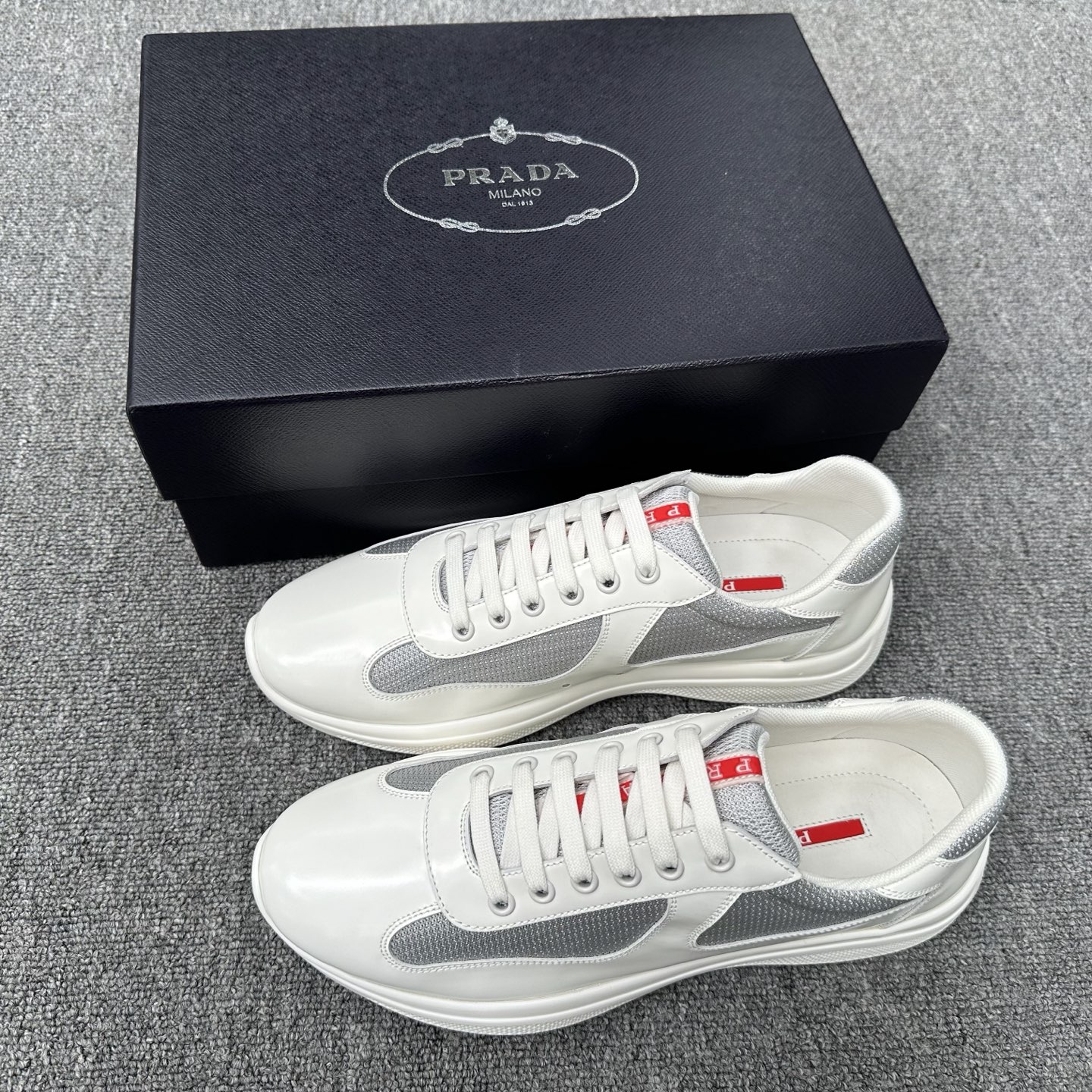 NO:889069,Prada America's Cup patent leather and fabric sneakers!  This sneaker is embedded with Bike fabric, inspired by the classic aesthetic concept. The tongue and sole are decorated with the recognizable Prada Linea Rossa logo, further enhancing the style. The upper is made of patent cow leather and fabric, and the tongue and sole are decorated with the PradaLinea Rossa logo. 4cm sole!  Size 39/40/41/42/43/44 (45.46 customized) Item number, prada, sneakers, cowhide19860909Prada America's Cup漆面皮革和织物面料运动鞋！这款运动鞋内嵌Bike织物,灵感源自经典美学理念.鞋舌和鞋底饰以富有辨识度的Prada Linea Rossa标识,进一步提升格调.鞋面漆面牛皮革和织物面料 鞋舌和鞋底饰以PradaLinea Rossa标识 4cm鞋底！ 尺码39/40/41/42/43/44（45.46订做） 货号,,prada,sneakers,cowhide,Men's shoes