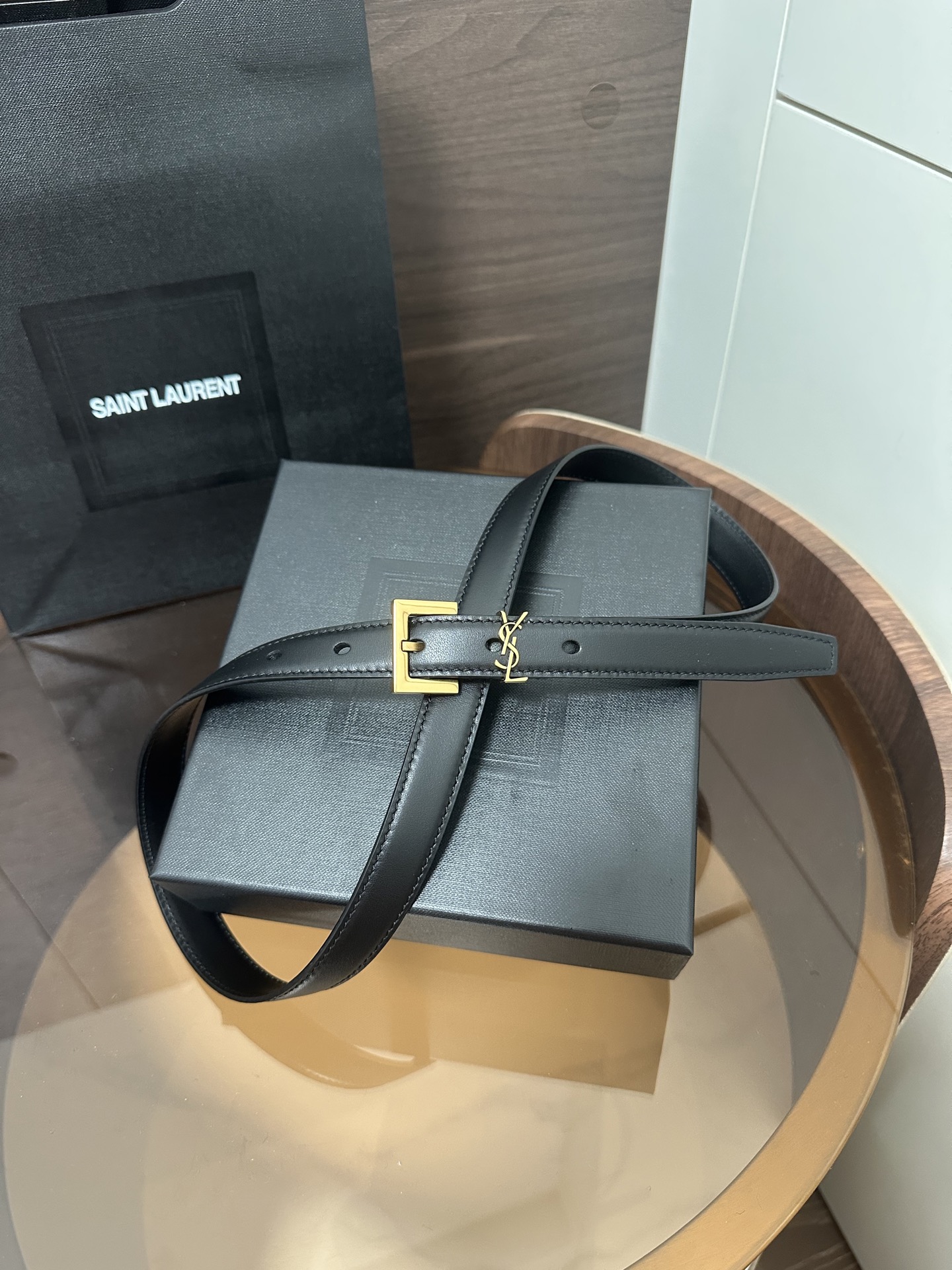 ❣️SA1NT LAURENT CASSANDRE字母标志方形搭扣光面皮腰带 配以经典YSL标志环圈 宽