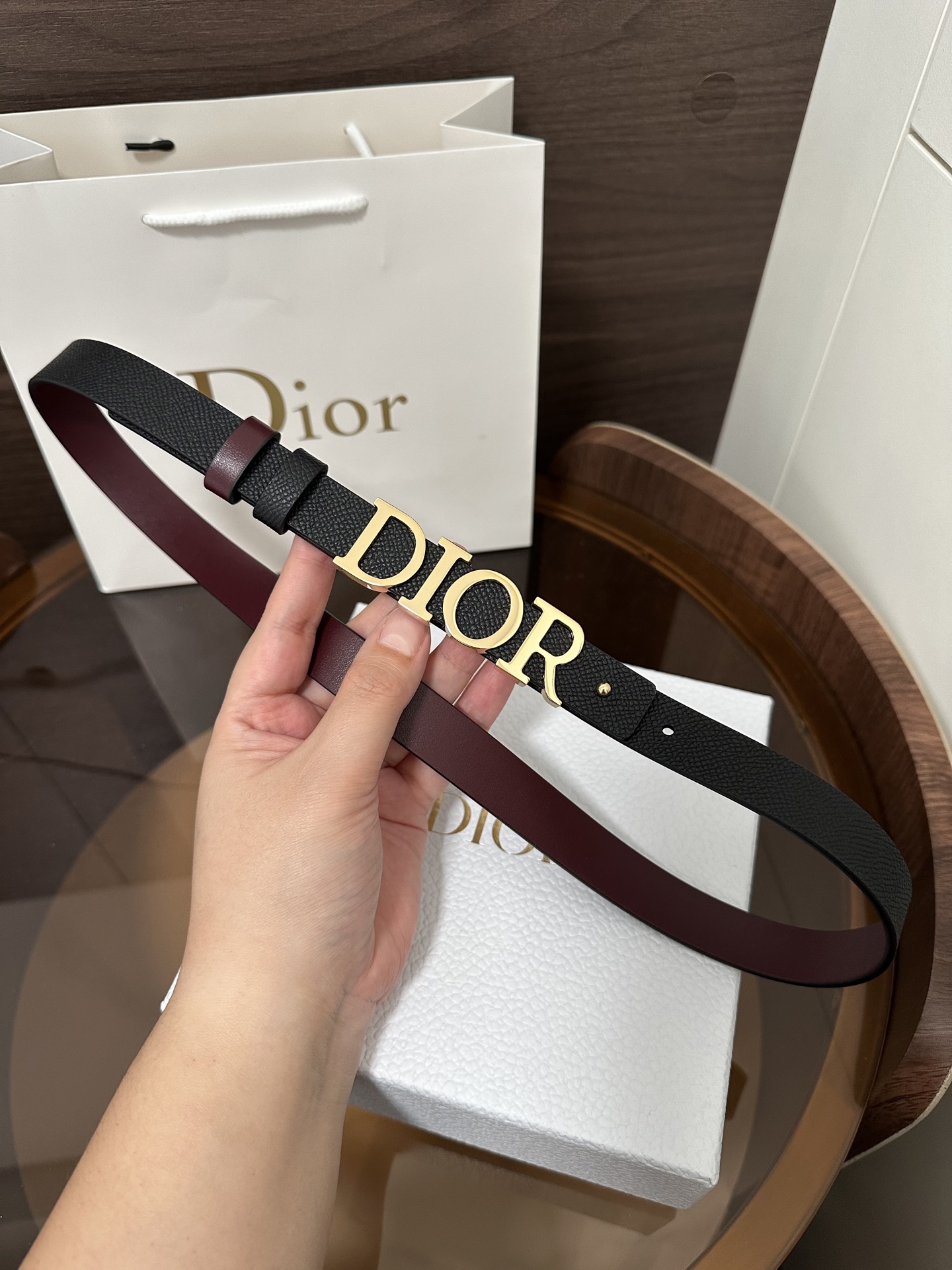 ❣️DI0R 🆕D-Dream 双面腰带
这款 D-Dream 腰带双面设计，搭配可拆卸腰带扣。采用牛皮革等材质精心制作，一面为黑色，另一面为酒红色，搭配富有光泽的金色饰面金属 Dior 腰带扣。搭配两个可拆卸的腰带环，可选择与同色调或对比鲜明的时尚风格搭配。突显腰部曲线，彰显优雅气质，可与牛仔裤、半身裙或连衣裙轻松搭配，打造配套造型。P160