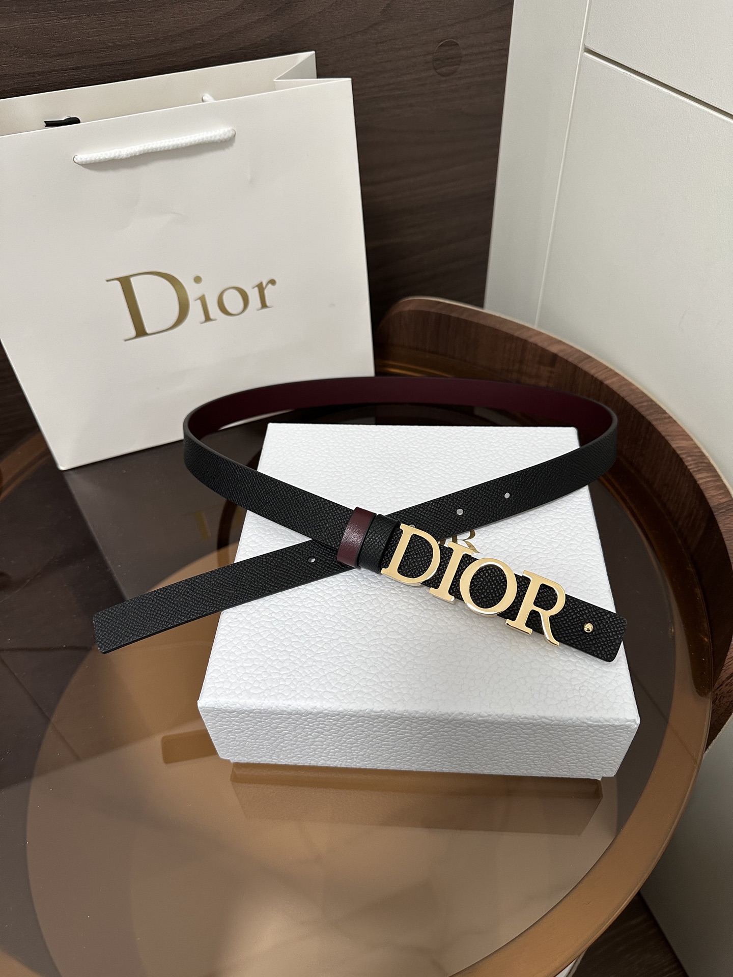 ❣️DI0R 🆕D-Dream 双面腰带
这款 D-Dream 腰带双面设计，搭配可拆卸腰带扣。采用牛皮革等材质精心制作，一面为黑色，另一面为酒红色，搭配富有光泽的金色饰面金属 Dior 腰带扣。搭配两个可拆卸的腰带环，可选择与同色调或对比鲜明的时尚风格搭配。突显腰部曲线，彰显优雅气质，可与牛仔裤、半身裙或连衣裙轻松搭配，打造配套造型。P160