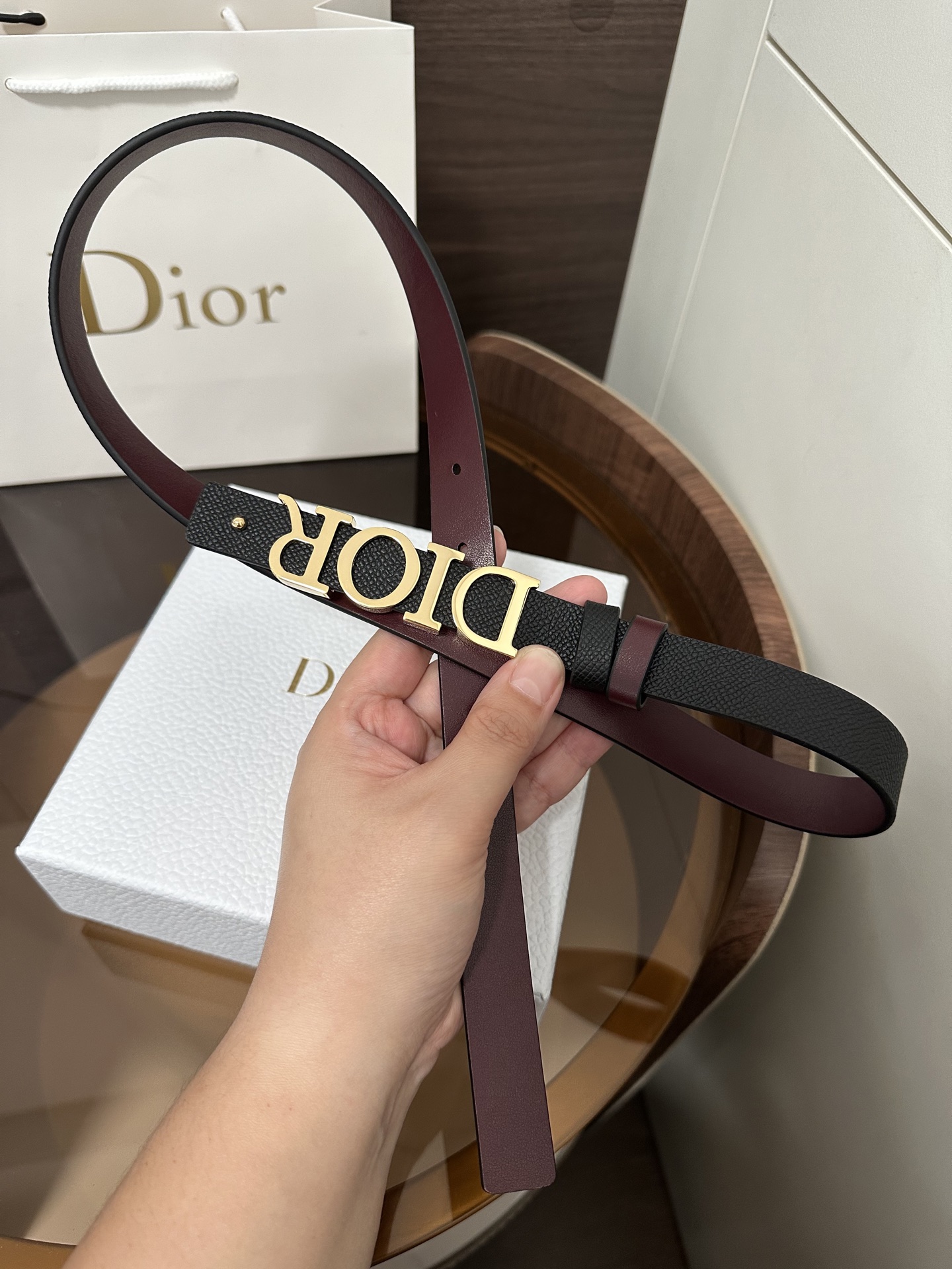 ❣️DI0R 🆕D-Dream 双面腰带
这款 D-Dream 腰带双面设计，搭配可拆卸腰带扣。采用牛皮革等材质精心制作，一面为黑色，另一面为酒红色，搭配富有光泽的金色饰面金属 Dior 腰带扣。搭配两个可拆卸的腰带环，可选择与同色调或对比鲜明的时尚风格搭配。突显腰部曲线，彰显优雅气质，可与牛仔裤、半身裙或连衣裙轻松搭配，打造配套造型。P160