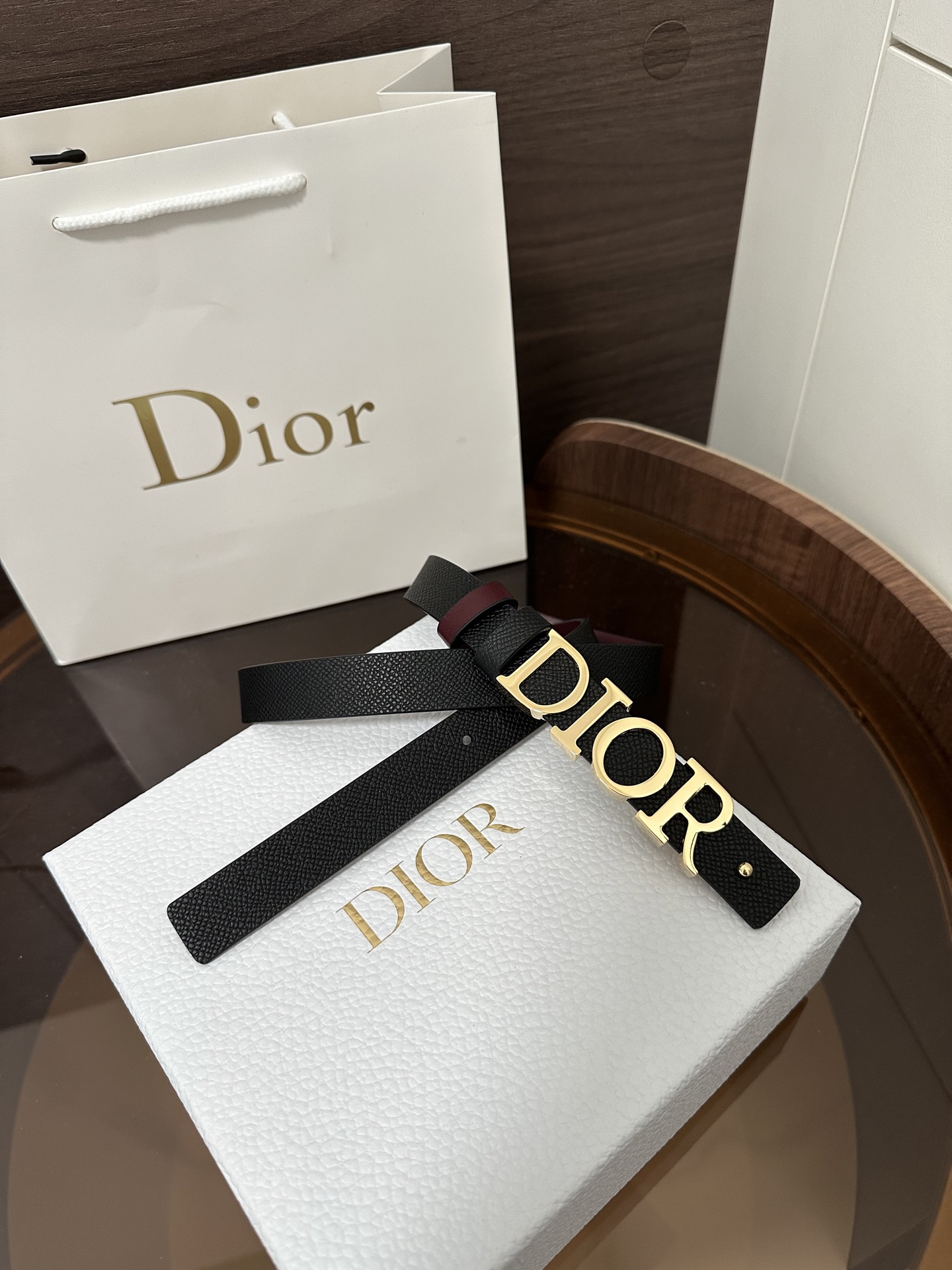 ❣️DI0R 🆕D-Dream 双面腰带
这款 D-Dream 腰带双面设计，搭配可拆卸腰带扣。采用牛皮革等材质精心制作，一面为黑色，另一面为酒红色，搭配富有光泽的金色饰面金属 Dior 腰带扣。搭配两个可拆卸的腰带环，可选择与同色调或对比鲜明的时尚风格搭配。突显腰部曲线，彰显优雅气质，可与牛仔裤、半身裙或连衣裙轻松搭配，打造配套造型。P160