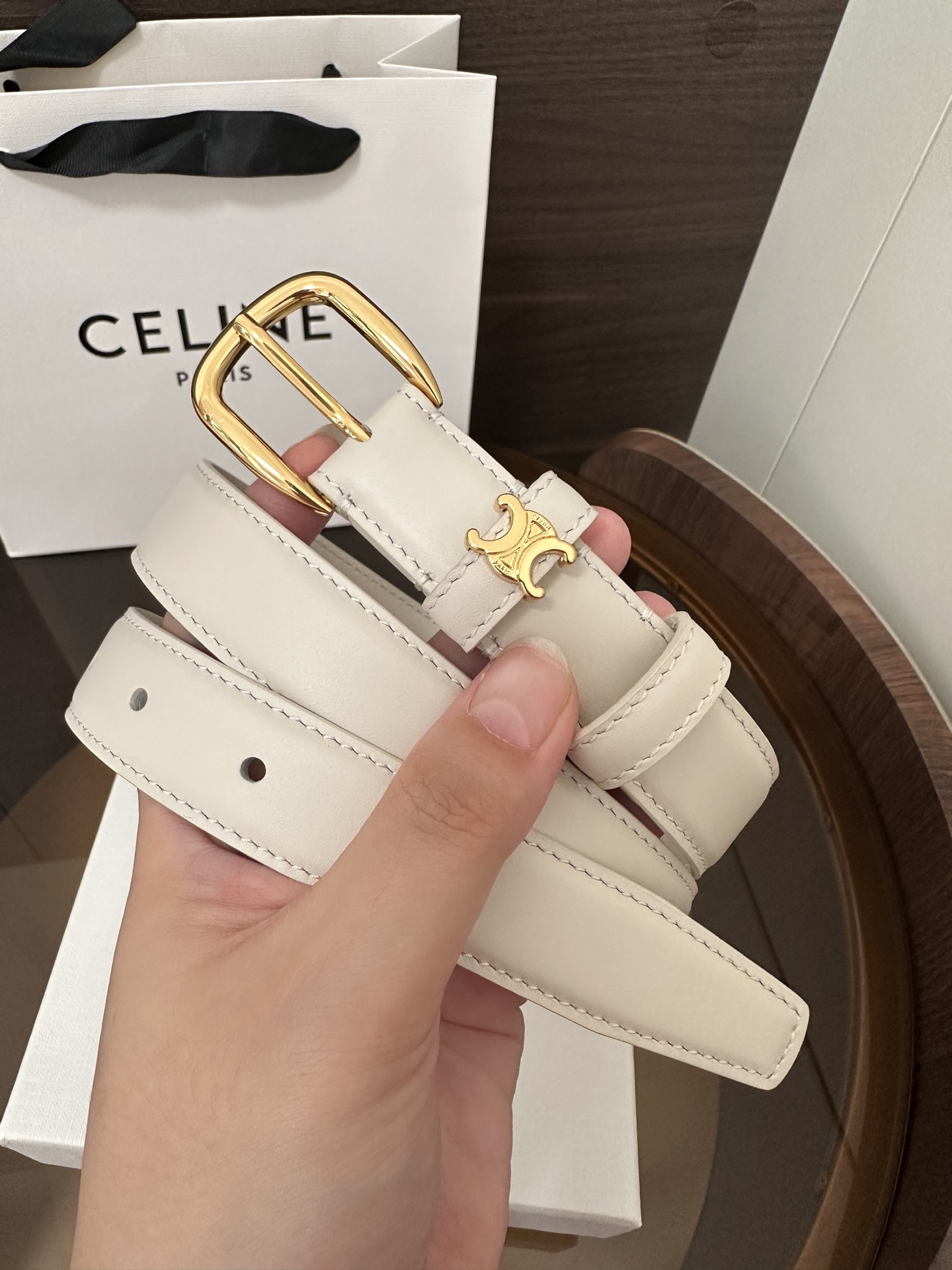 ❣️CÉLINE 赛琳🆕VIVIENNE中 TAURILLON25毫米皮带 牛皮革 牛皮革衬里 金色饰面