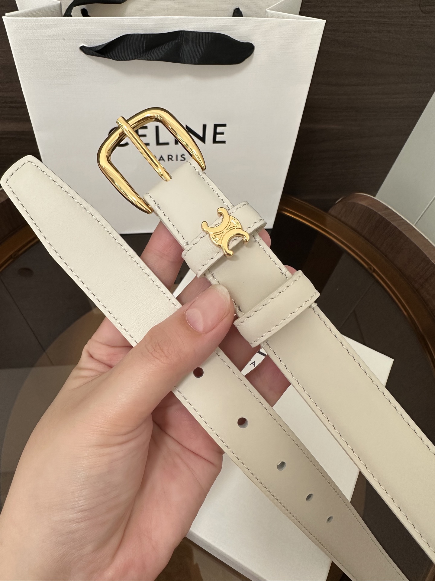 ❣️CÉLINE 赛琳🆕VIVIENNE中 TAURILLON25毫米皮带 牛皮革 牛皮革衬里 金色饰面