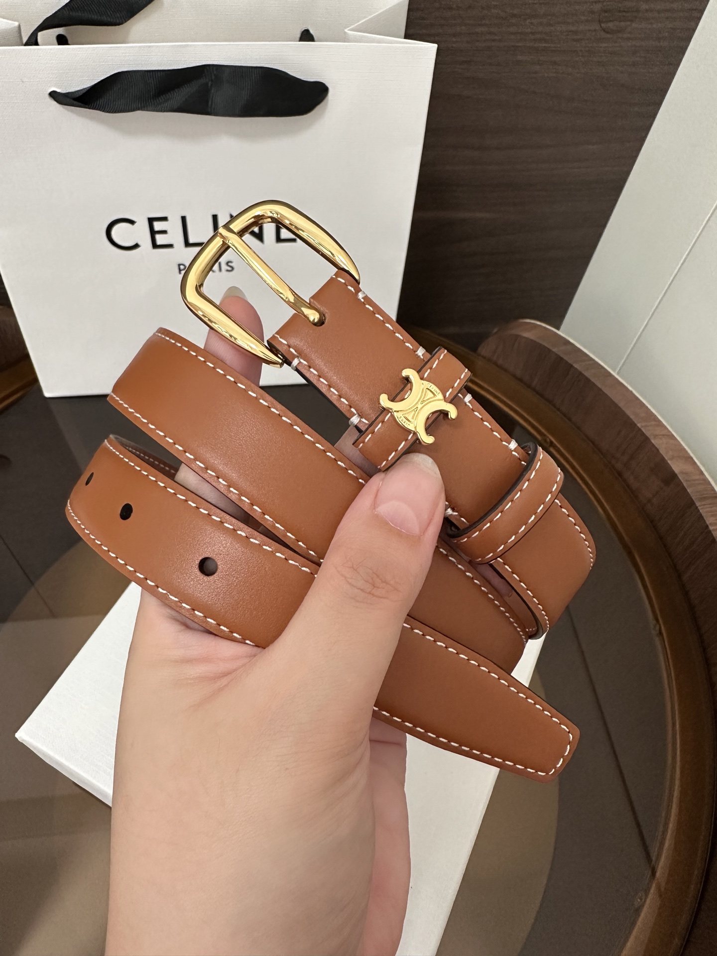 ❣️CÉLINE 赛琳🆕VIVIENNE中 TAURILLON25毫米皮带 牛皮革 牛皮革衬里 金色饰面