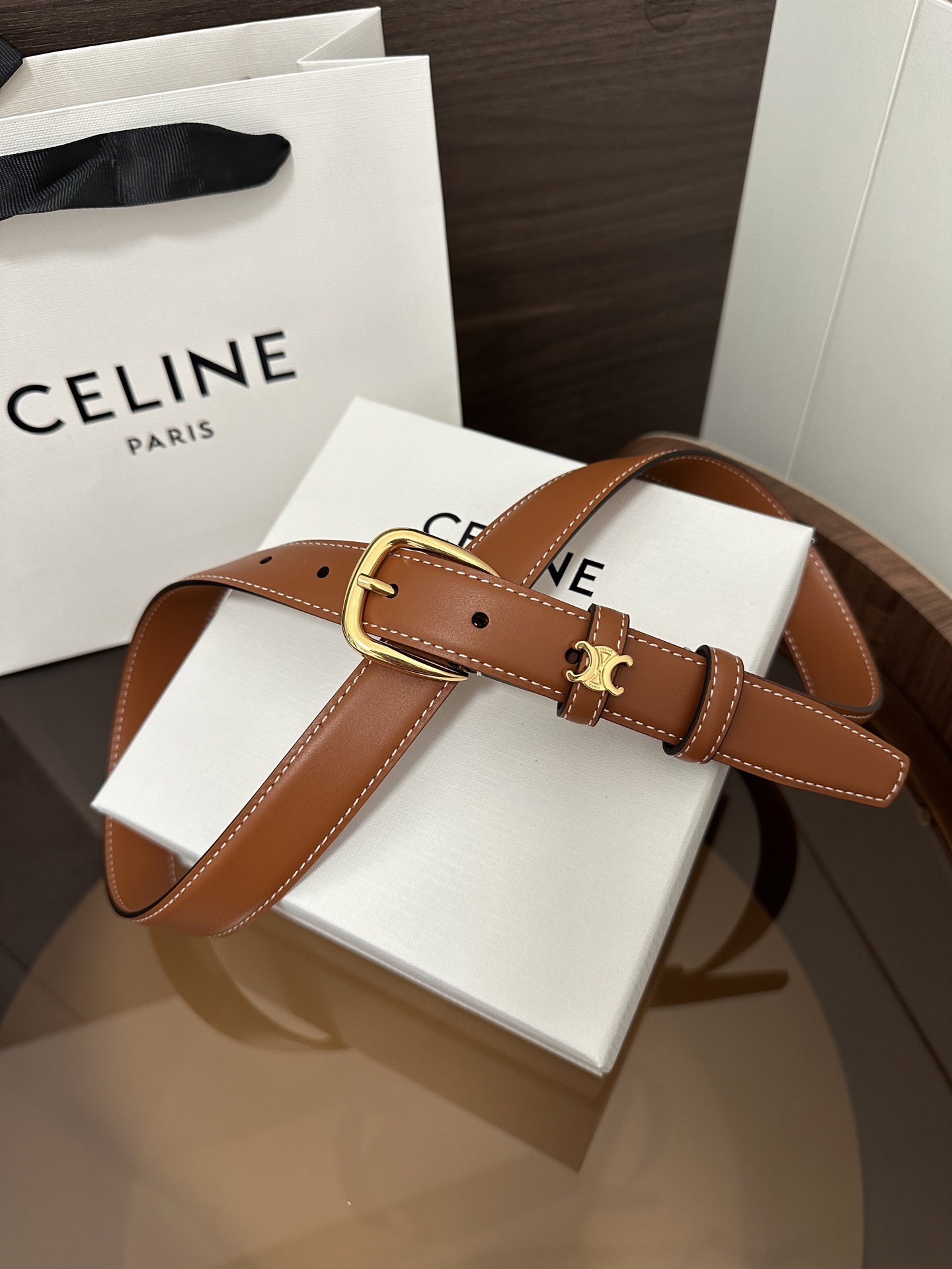 ❣️CÉLINE 赛琳🆕VIVIENNE中 TAURILLON25毫米皮带 牛皮革 牛皮革衬里 金色饰面