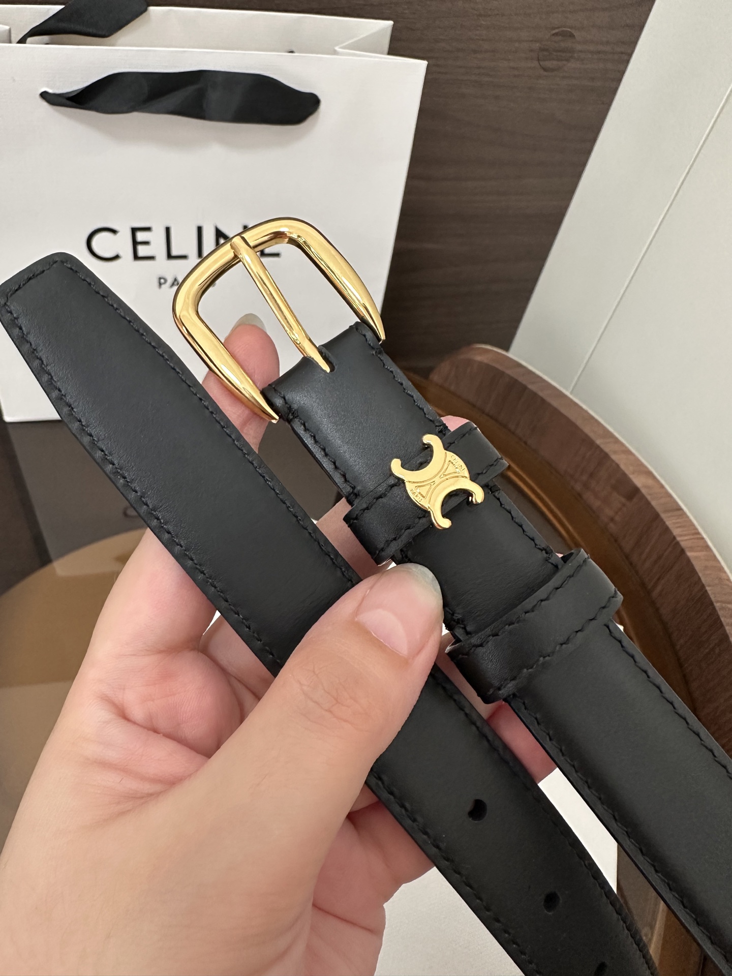 ❣️CÉLINE 赛琳🆕VIVIENNE中 TAURILLON25毫米皮带 牛皮革 牛皮革衬里 金色饰面