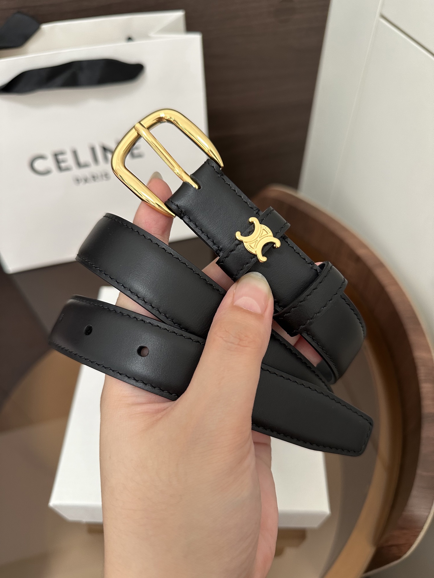 ❣️CÉLINE 赛琳🆕VIVIENNE中 TAURILLON25毫米皮带 牛皮革 牛皮革衬里 金色饰面