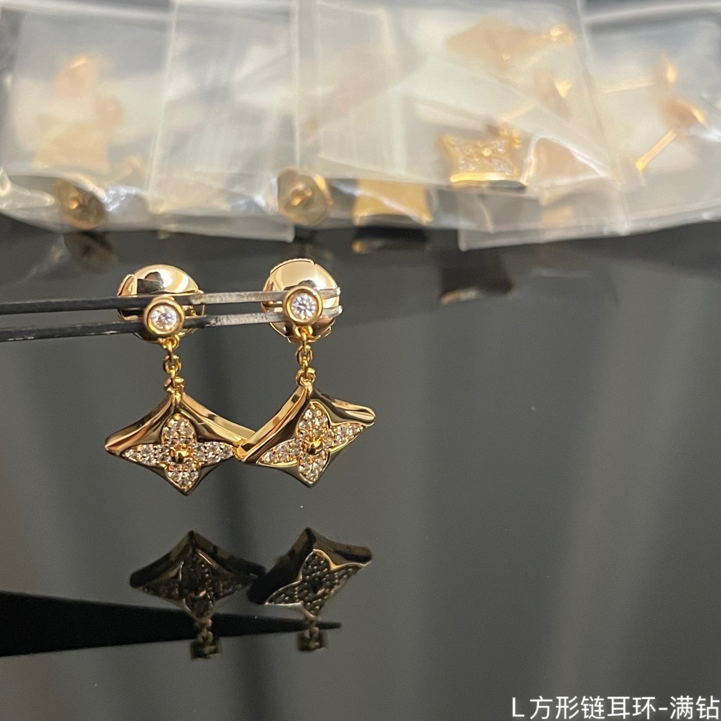 Élégantes Boucles d'Oreilles Pendantes en Or avec Diamants Étincelants