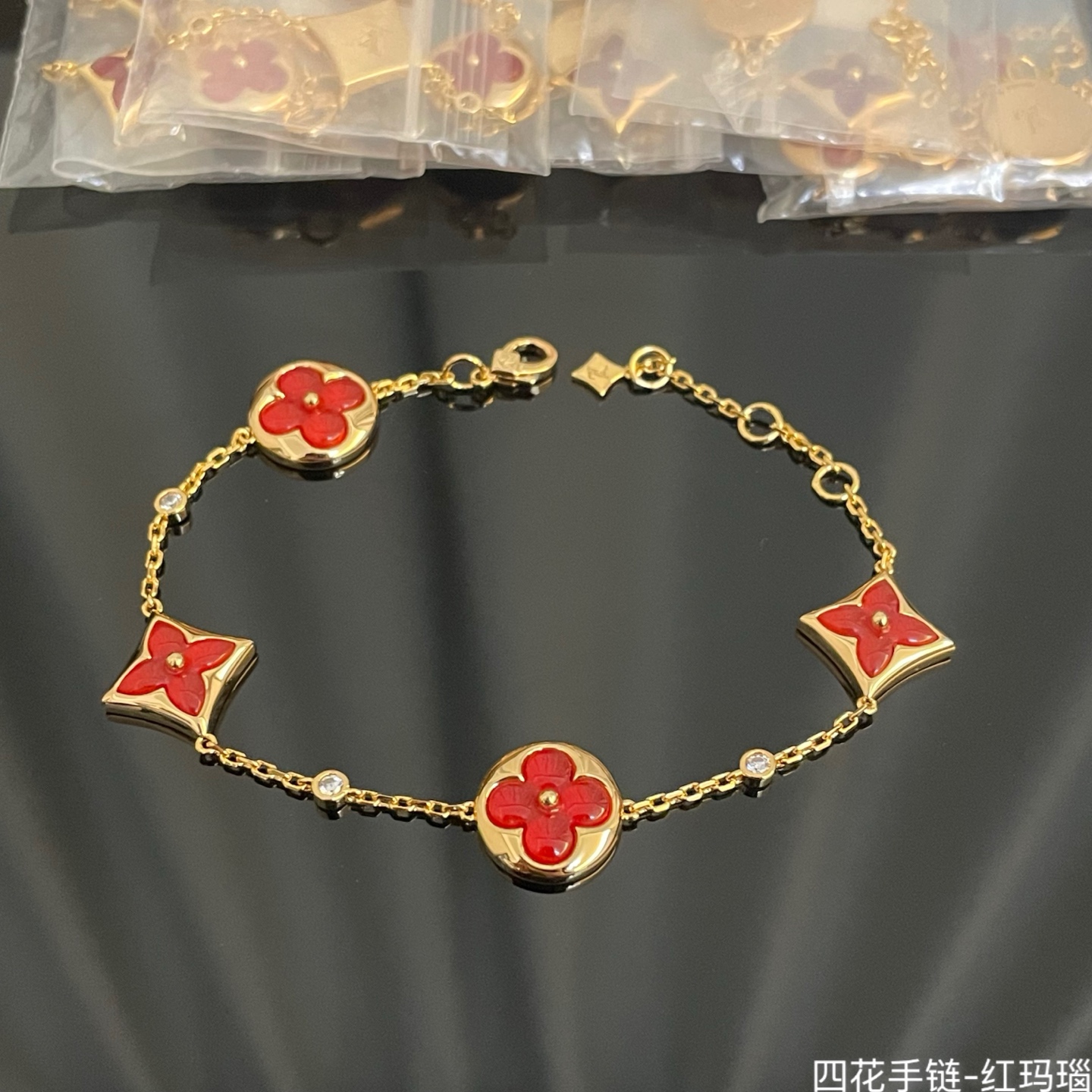 Elegante Pulsera de Flores con Ágata Roja y Detalles Dorados