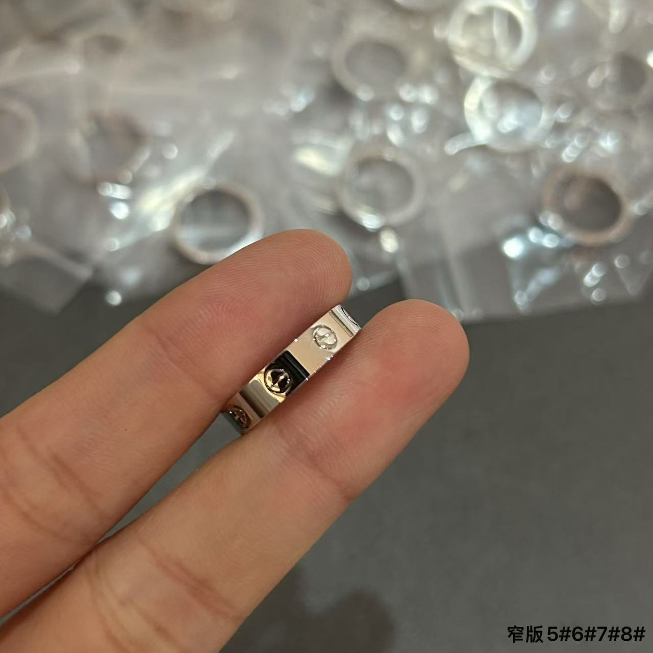 El anillo de clavos de placa estrecha de Cartier ha llegado, 5140180