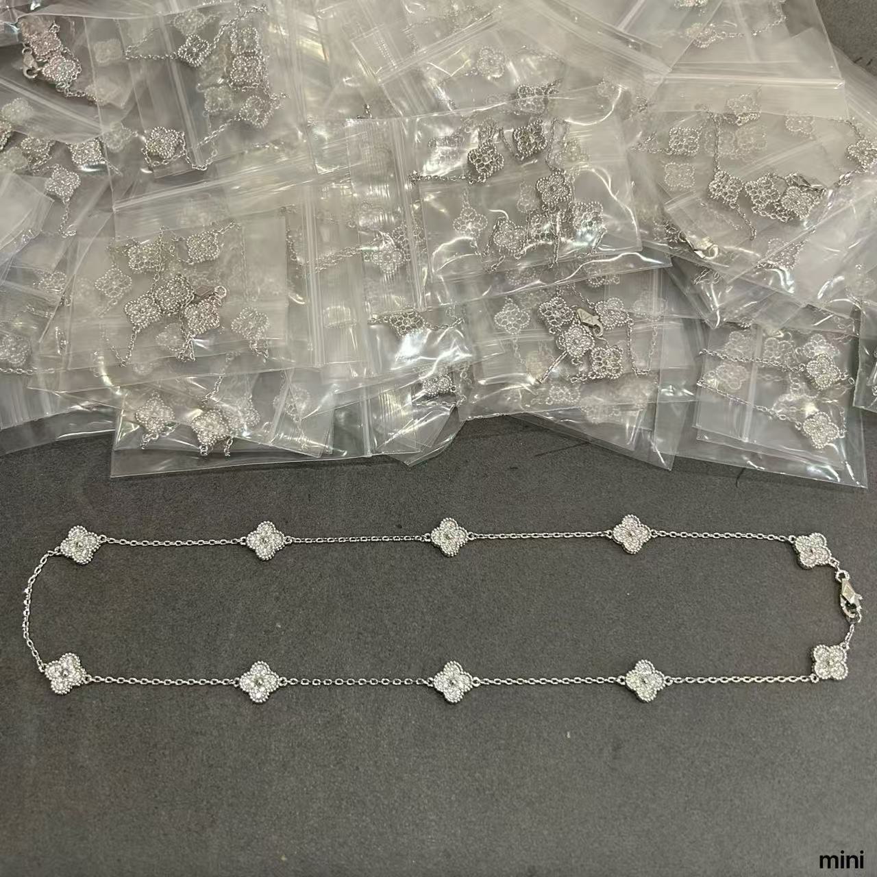 El collar de diez flores de trébol de cuatro hojas mini con diamantes de VCA ha llegado, 5140360