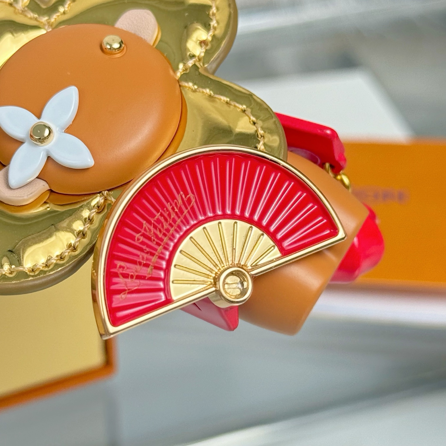 ❗️新品❗️ M1990
☀️太阳花 情人节 公仔钥匙扣 挂件挂饰
☀️Louis Vuitton 路易威登 薇薇安 钥匙扣 包挂
☀️PU材质 五金为钢 原版logo