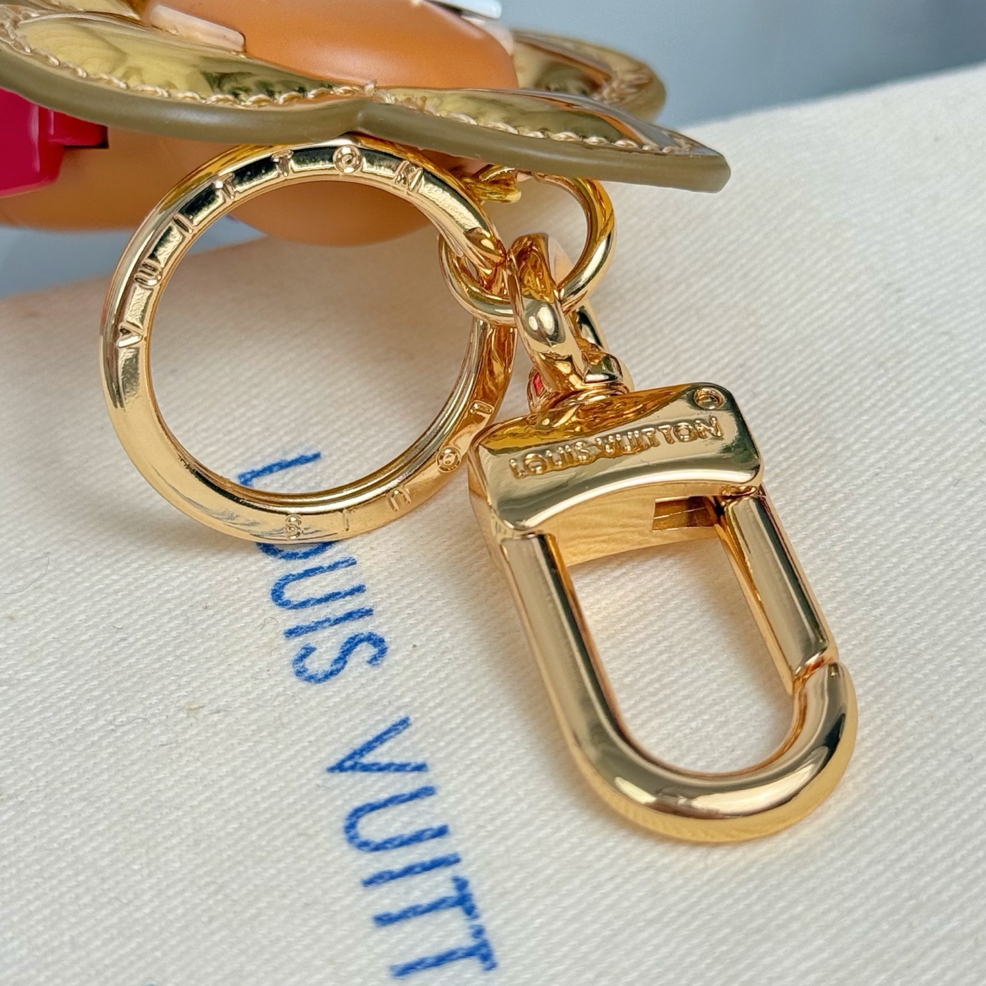 ❗️新品❗️ M1990
☀️太阳花 情人节 公仔钥匙扣 挂件挂饰
☀️Louis Vuitton 路易威登 薇薇安 钥匙扣 包挂
☀️PU材质 五金为钢 原版logo