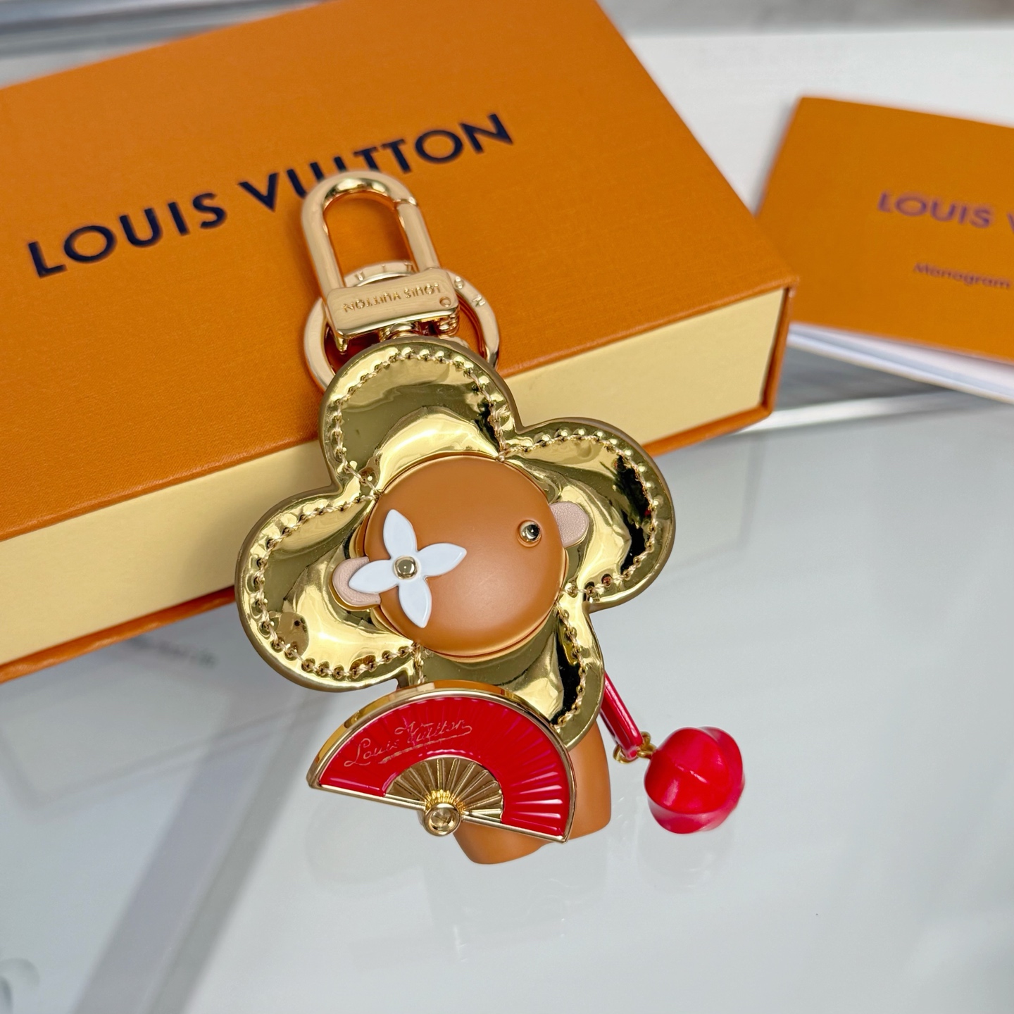 ❗️新品❗️ M1990
☀️太阳花 情人节 公仔钥匙扣 挂件挂饰
☀️Louis Vuitton 路易威登 薇薇安 钥匙扣 包挂
☀️PU材质 五金为钢 原版logo