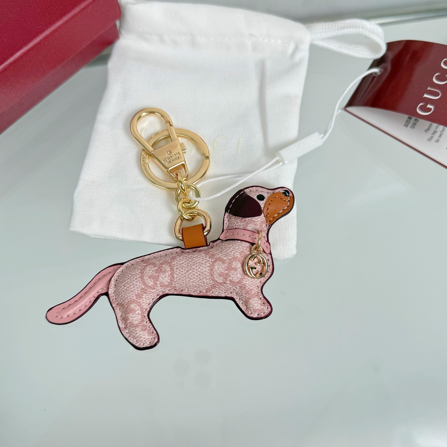 NO:617105,New arrivals Gucci Gucci dachshund keychain pendant. Playful and cute handbag pendant designed in the shape of a puppy. Delivery as shown in full package,,gucci,gucci,keychain19860909新品上新 Gucci 古驰 腊肠犬钥匙扣 挂件挂饰 俏皮可爱的手袋挂饰采用小狗造型设计 配送如图全套包装,,gucci,gucci,keychain,accessory