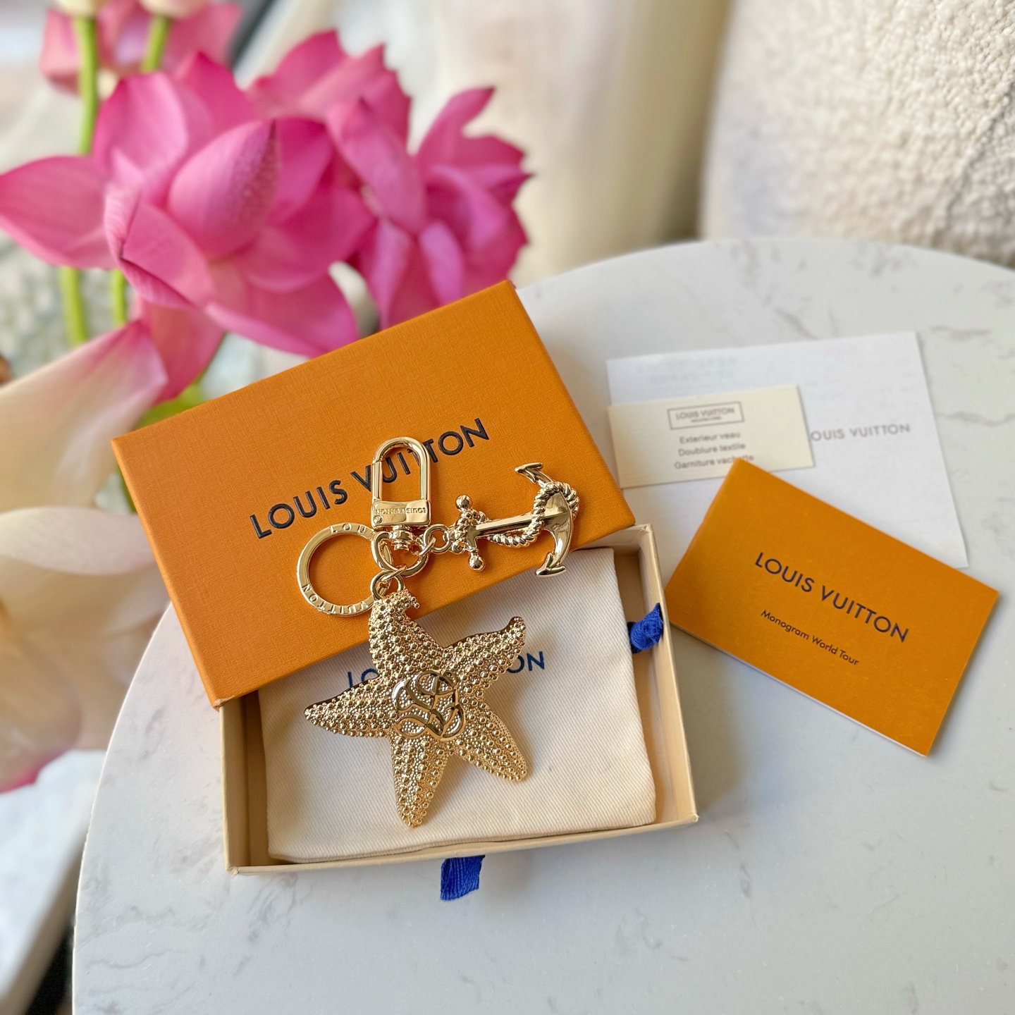 ❤️110包邮/原单代购级别
LV 钥匙扣 海星造型 
LV Starfish 包饰与钥匙扣以华美设计演绎栩栩如生的海星肌理，并将 LV Dynasty 标识点缀其上。缠绕着金属绳索的船锚装饰悬挂于钥匙圈，巧妙呼应 2025 早秋系列的航海主题。