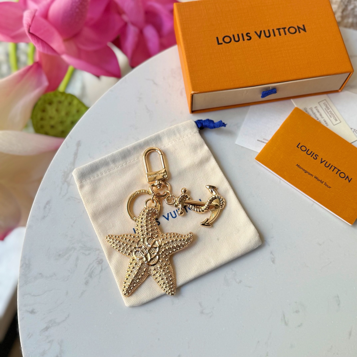 ❤️110包邮/原单代购级别
LV 钥匙扣 海星造型 
LV Starfish 包饰与钥匙扣以华美设计演绎栩栩如生的海星肌理，并将 LV Dynasty 标识点缀其上。缠绕着金属绳索的船锚装饰悬挂于钥匙圈，巧妙呼应 2025 早秋系列的航海主题。