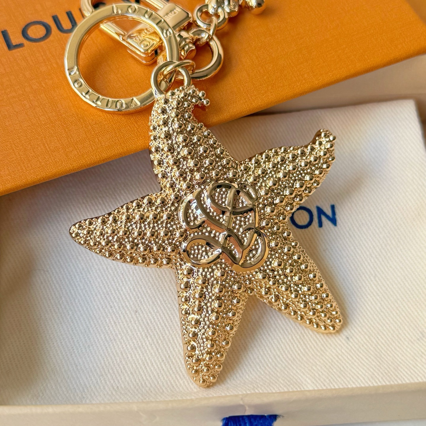 ❤️110包邮/原单代购级别
LV 钥匙扣 海星造型 
LV Starfish 包饰与钥匙扣以华美设计演绎栩栩如生的海星肌理，并将 LV Dynasty 标识点缀其上。缠绕着金属绳索的船锚装饰悬挂于钥匙圈，巧妙呼应 2025 早秋系列的航海主题。