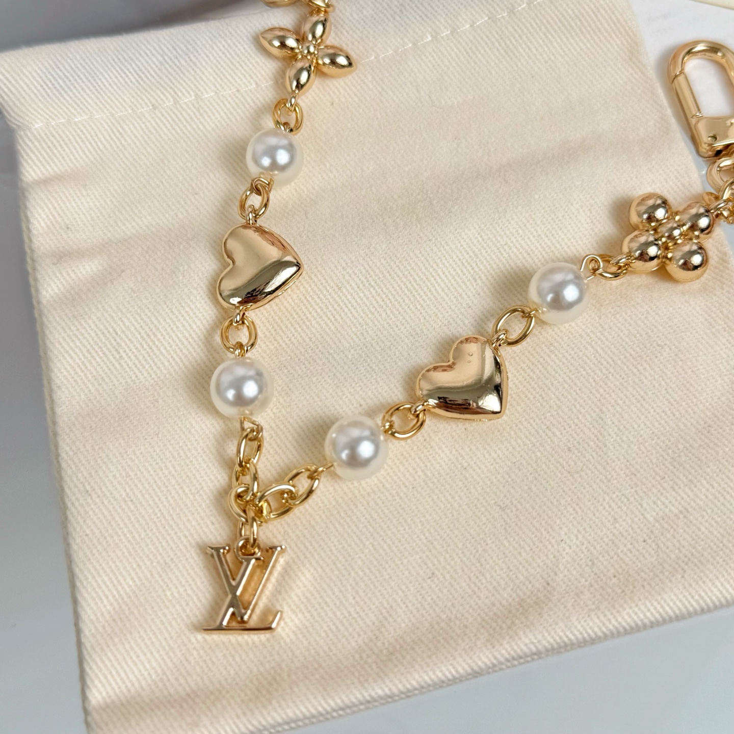 ❤️105包邮/原单代购级别
LV 包链 链条 包挂件
 LV Heart 包饰为耀目金属链条点缀 LV 字母挂饰，再交替排布 Monogram 花卉、心形装饰和莹泽树脂珠饰。双弹簧扣设计方便固定，可为各式手袋注入柔婉韵致。
