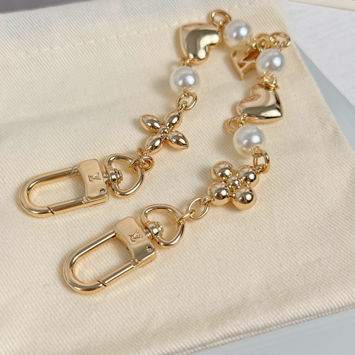 ❤️105包邮/原单代购级别
LV 包链 链条 包挂件
 LV Heart 包饰为耀目金属链条点缀 LV 字母挂饰，再交替排布 Monogram 花卉、心形装饰和莹泽树脂珠饰。双弹簧扣设计方便固定，可为各式手袋注入柔婉韵致。