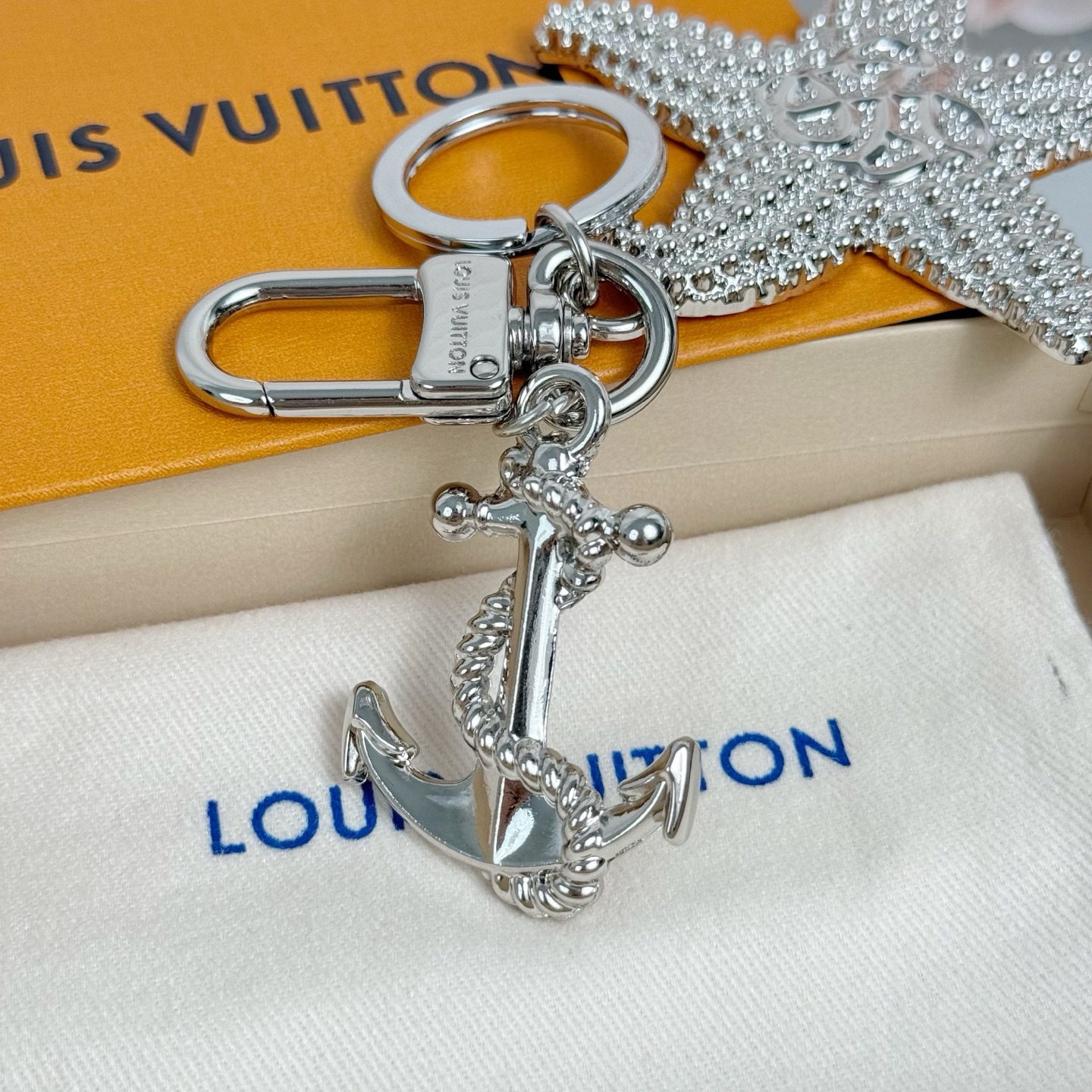 ❤️110包邮/原单代购级别
LV 钥匙扣 海星造型 
LV Starfish 包饰与钥匙扣以华美设计演绎栩栩如生的海星肌理，并将 LV Dynasty 标识点缀其上。缠绕着金属绳索的船锚装饰悬挂于钥匙圈，巧妙呼应 2025 早秋系列的航海主题。