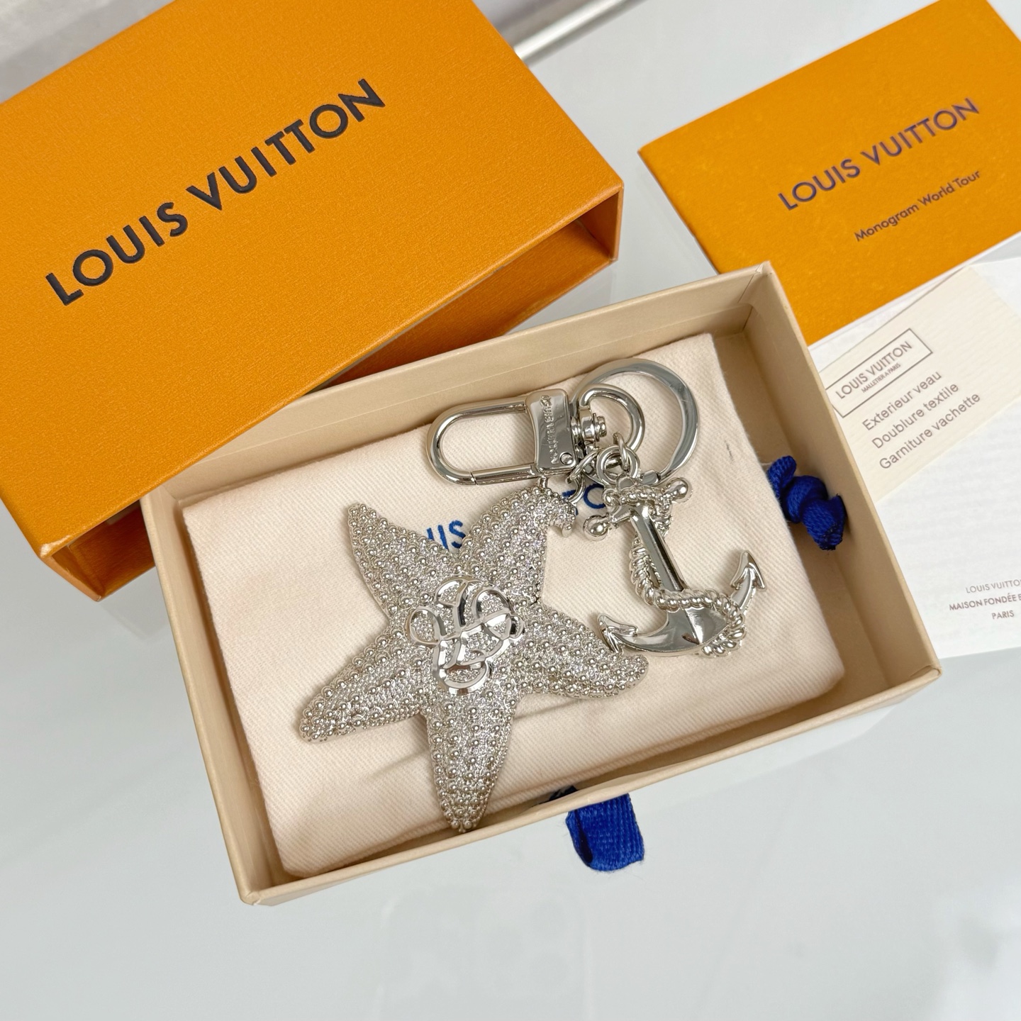 ❤️110包邮/原单代购级别
LV 钥匙扣 海星造型 
LV Starfish 包饰与钥匙扣以华美设计演绎栩栩如生的海星肌理，并将 LV Dynasty 标识点缀其上。缠绕着金属绳索的船锚装饰悬挂于钥匙圈，巧妙呼应 2025 早秋系列的航海主题。