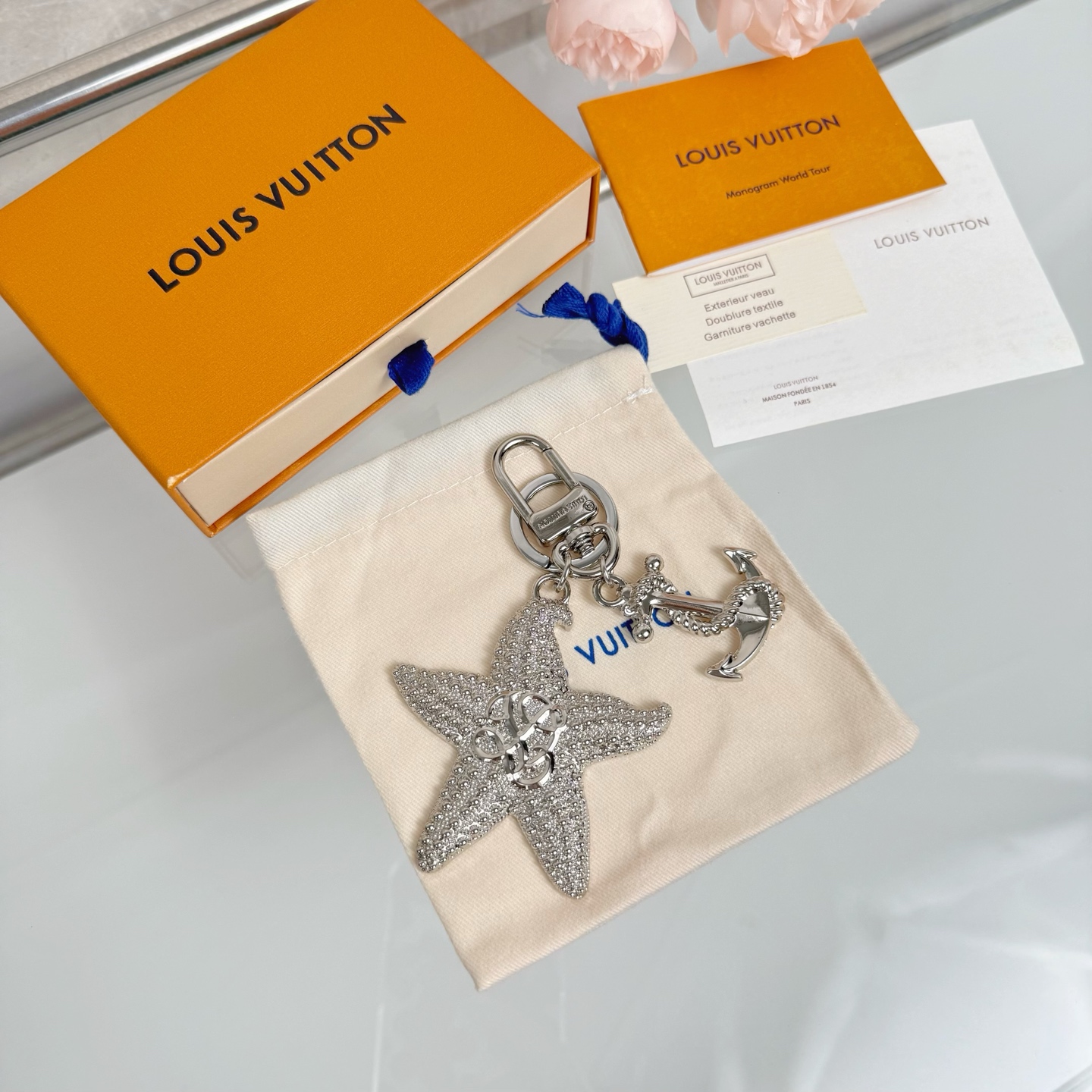 ❤️110包邮/原单代购级别
LV 钥匙扣 海星造型 
LV Starfish 包饰与钥匙扣以华美设计演绎栩栩如生的海星肌理，并将 LV Dynasty 标识点缀其上。缠绕着金属绳索的船锚装饰悬挂于钥匙圈，巧妙呼应 2025 早秋系列的航海主题。