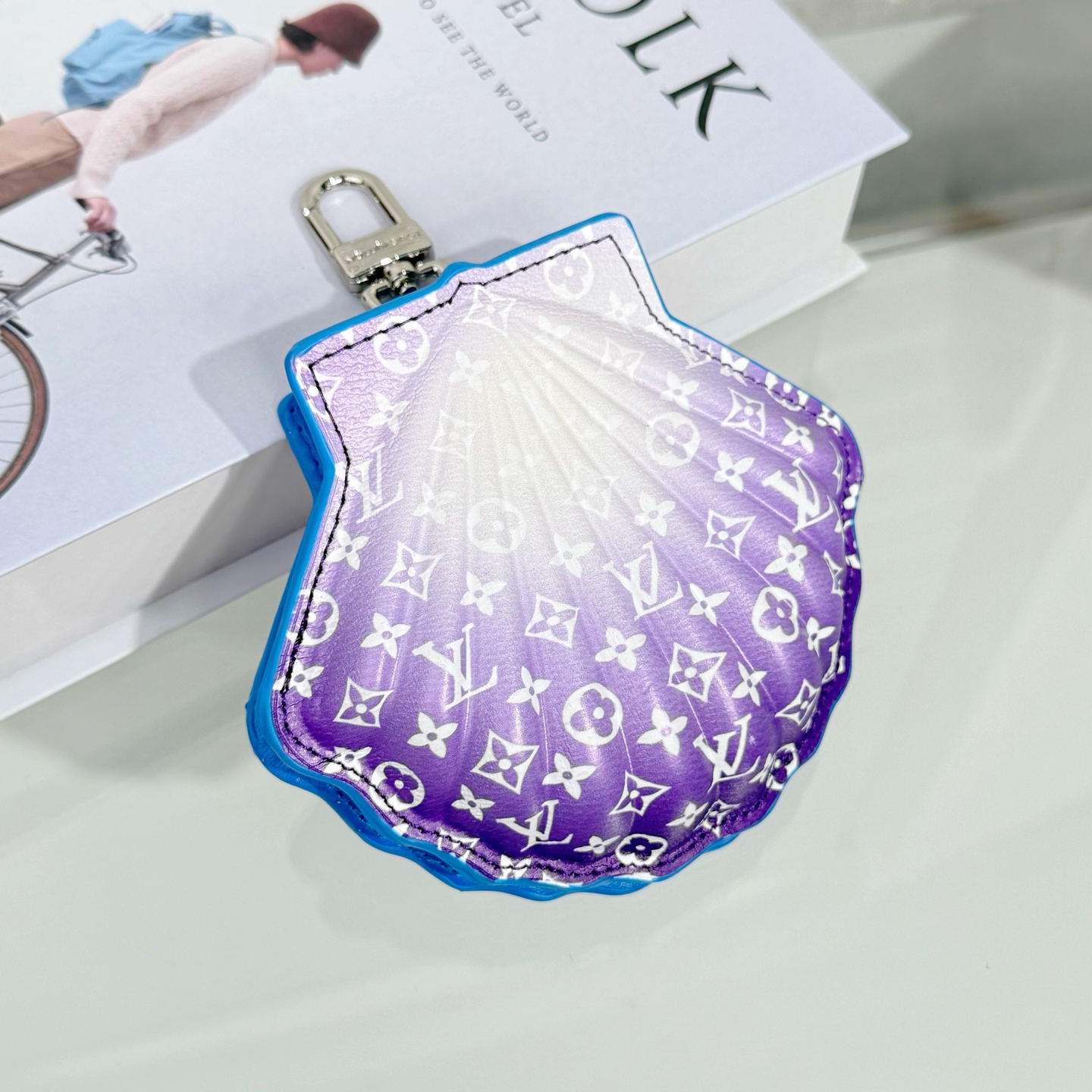 NO:617197,New mini pearl shell pendant pendant 3 colors in stock Louis Vuitton Louis Vuitton pearl shell bag earphone bag pendant outdoor casual wear bag with an exquisite pendant, full of fashion sense and very eye-catching. The moon in the sea has tears. The sun in Lantian is warm and the jade is smoke,, louis vuitton, louis vuitton19860909新品迷你珍珠贝壳 挂件挂饰3色现货 Louis Vuitton 路易威登珍珠贝壳包耳机包挂饰挂件 户外休闲穿搭的包包搭配一个精美的挂饰,时尚感满满且十分亮眼.沧海月明珠有泪 蓝田日暖玉生烟,,louis vuitton,louis vuitton,accessory