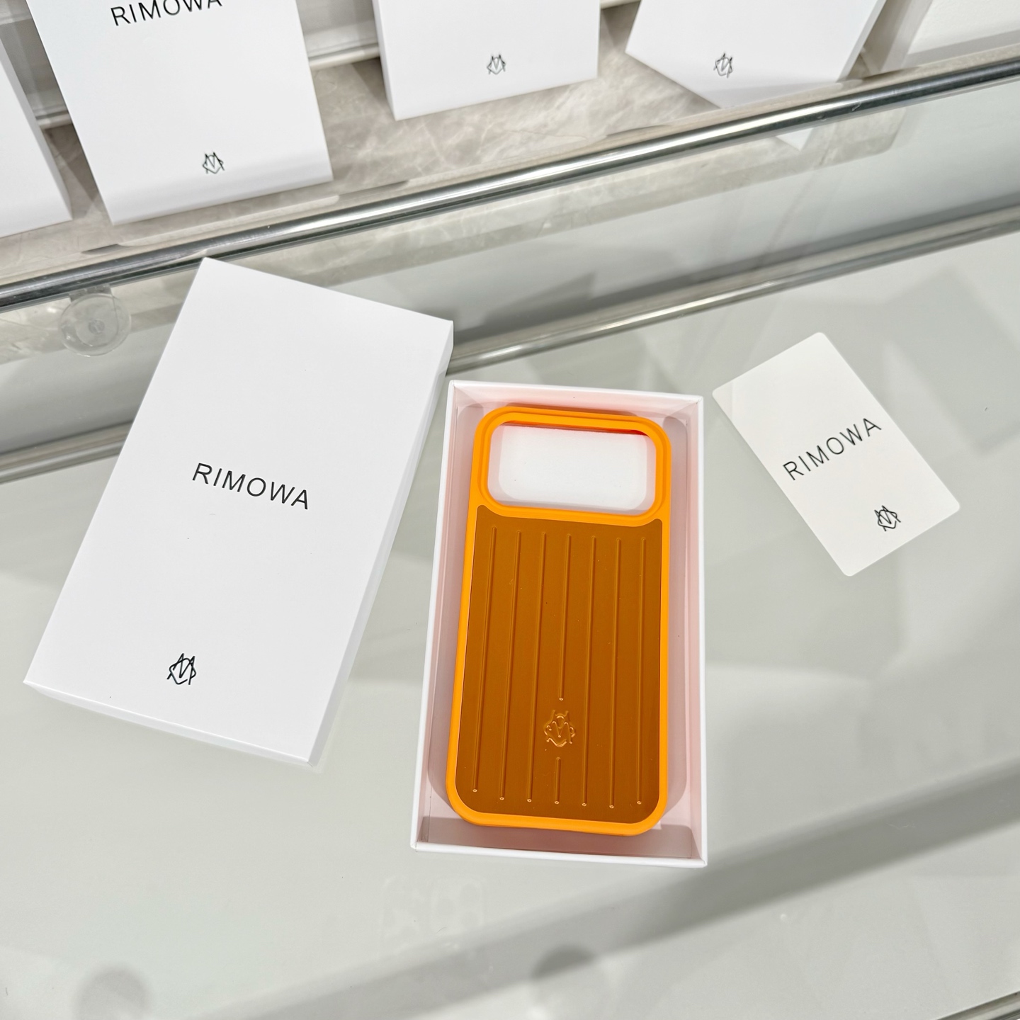 Rimowa Rimowa手机壳系列强势来袭 手机作为日常的必须品，没有一个 的手机壳来彰显自己的个性怎么能行