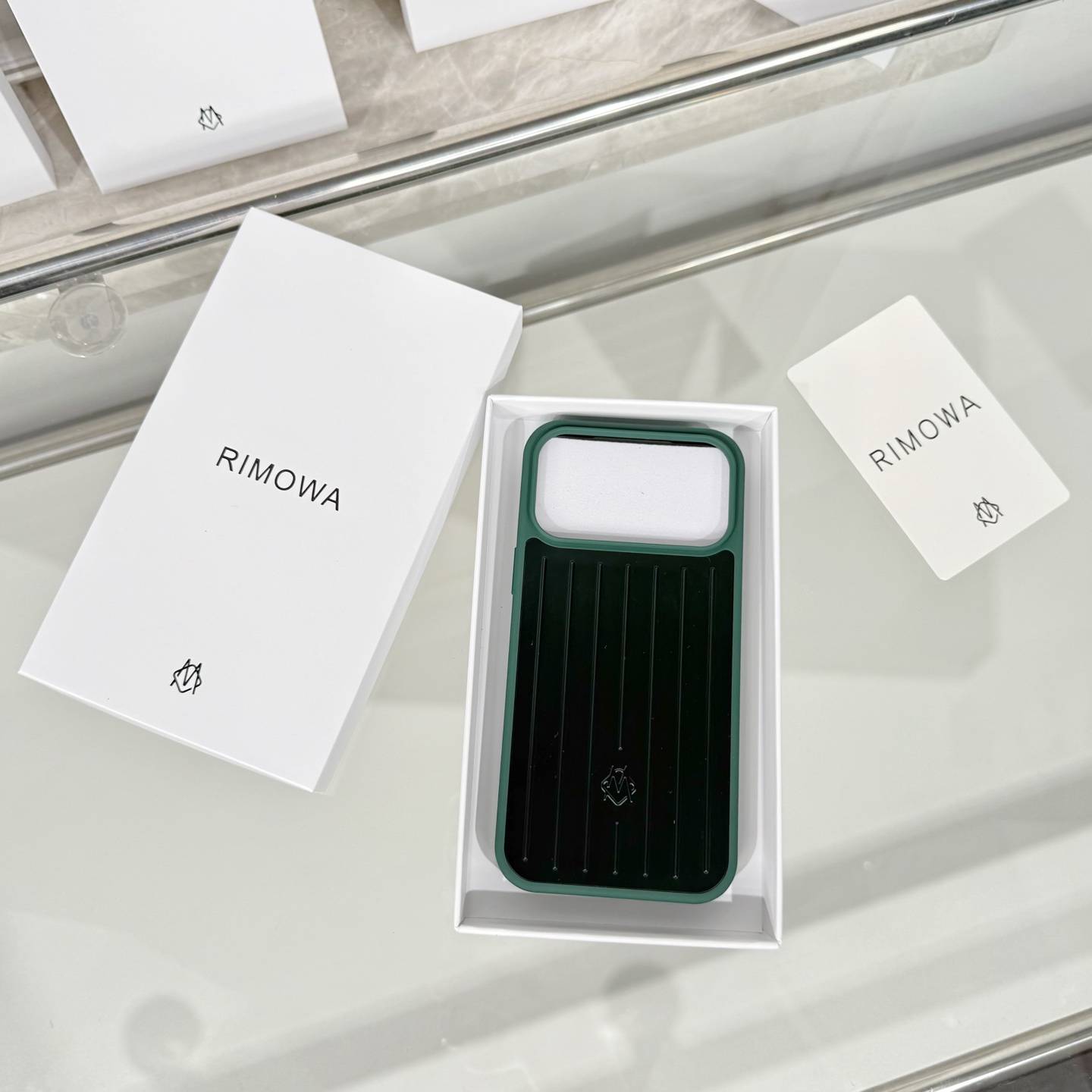 Rimowa Rimowa手机壳系列强势来袭 手机作为日常的必须品，没有一个 的手机壳来彰显自己的个性怎么能行