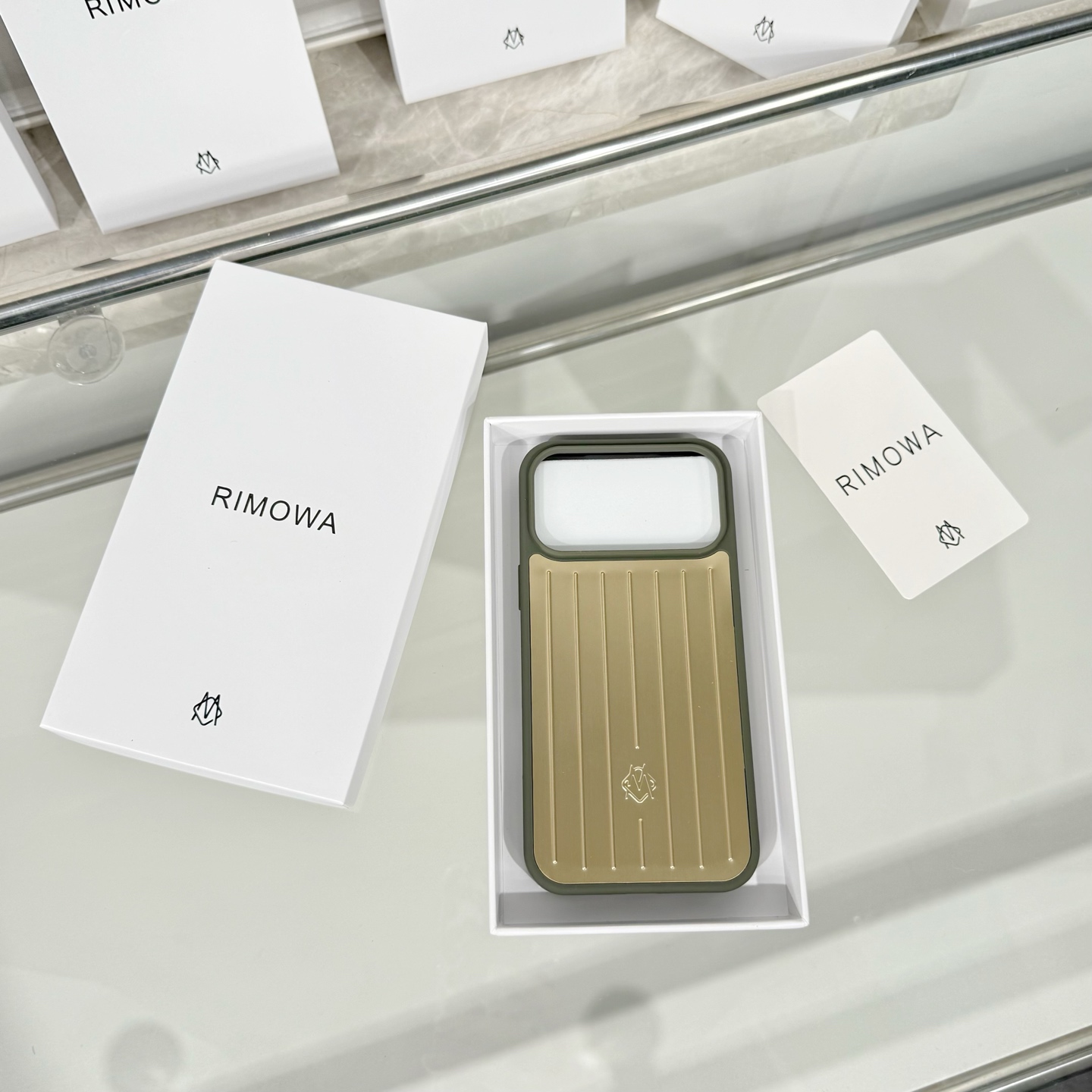 Rimowa Rimowa手机壳系列强势来袭 手机作为日常的必须品，没有一个 的手机壳来彰显自己的个性怎么能行