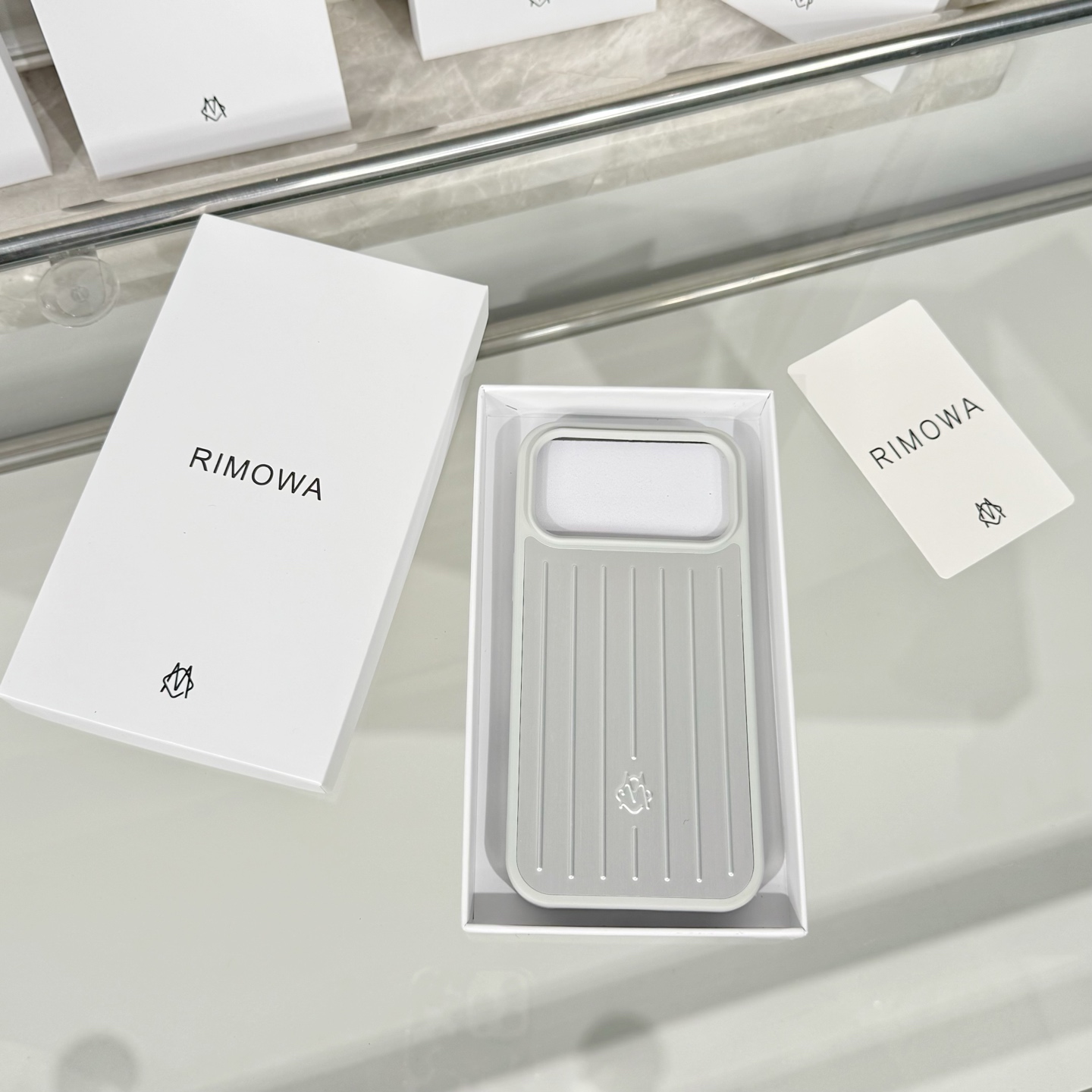 Rimowa Rimowa手机壳系列强势来袭 手机作为日常的必须品，没有一个 的手机壳来彰显自己的个性怎么能行