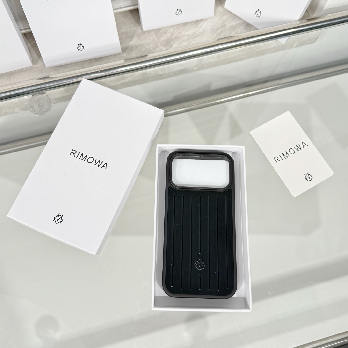 Rimowa Rimowa手机壳系列强势来袭 手机作为日常的必须品，没有一个 的手机壳来彰显自己的个性怎么能行