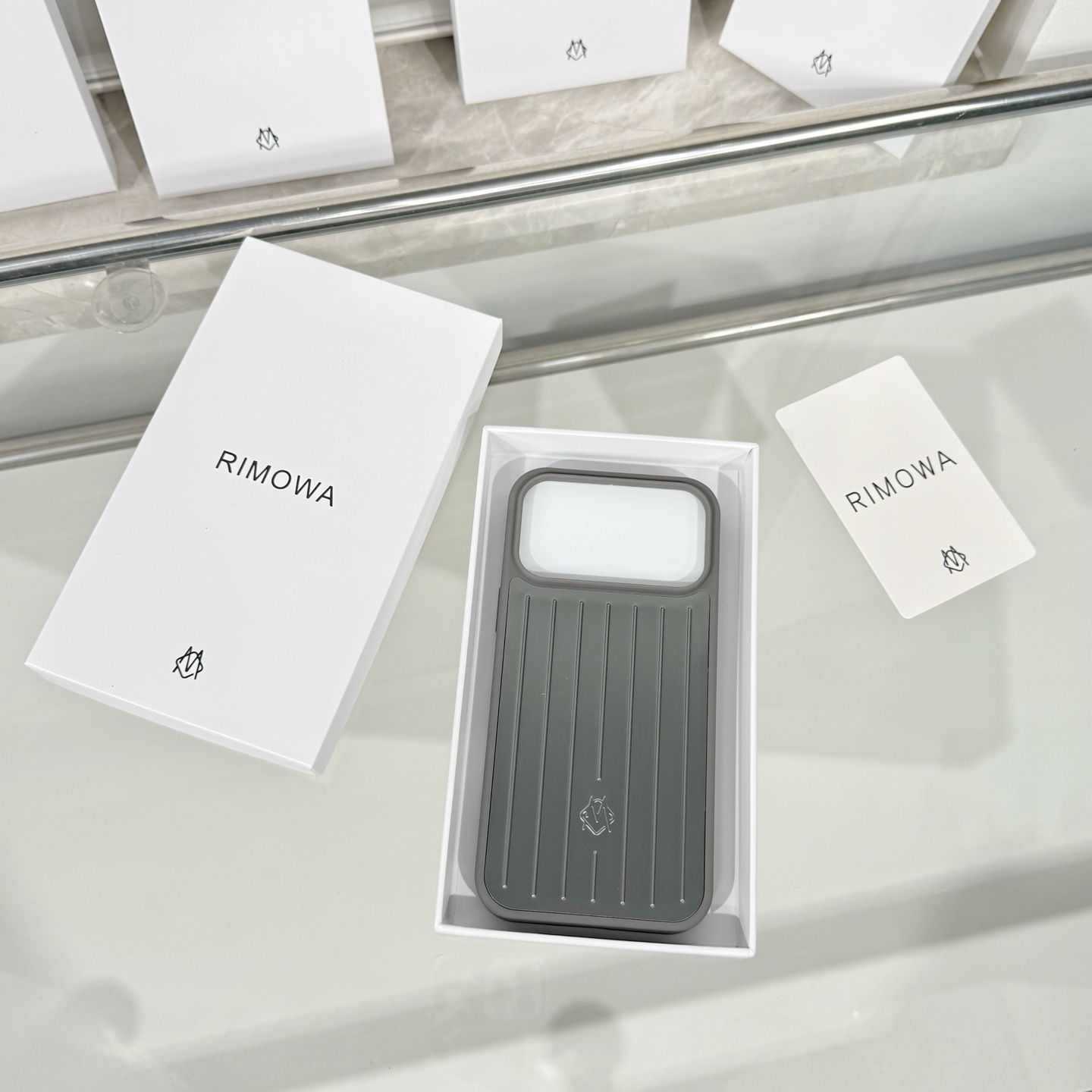 Rimowa Rimowa手机壳系列强势来袭 手机作为日常的必须品，没有一个 的手机壳来彰显自己的个性怎么能行