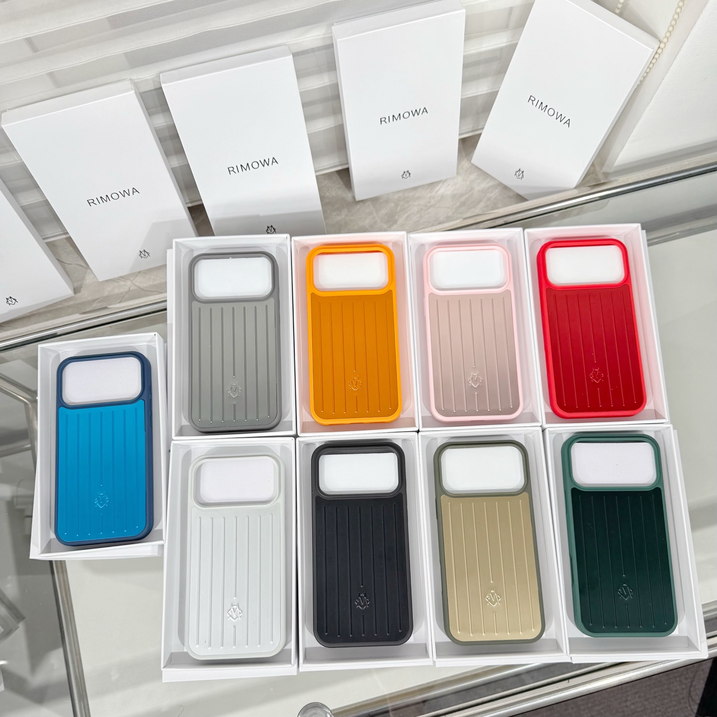 Rimowa Rimowa手机壳系列强势来袭 手机作为日常的必须品，没有一个 的手机壳来彰显自己的个性怎么能行