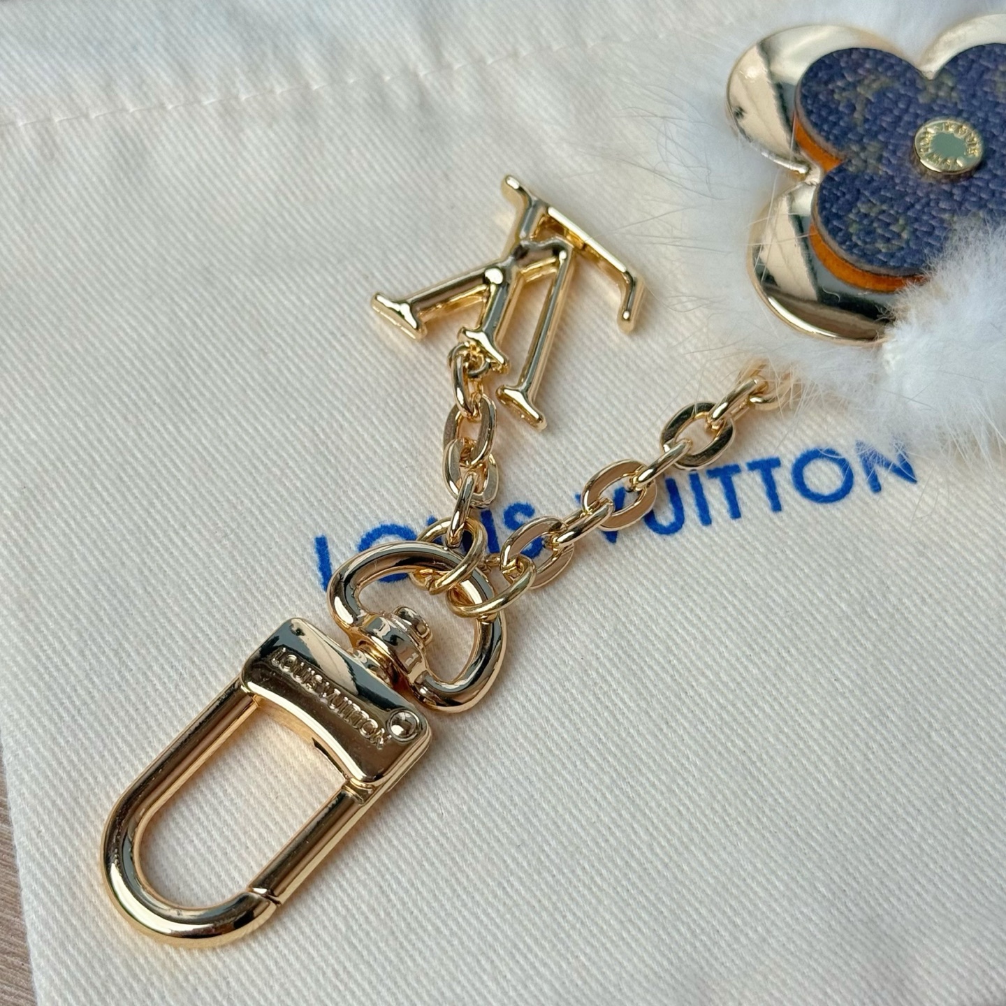 Louis Vuitton LV 路易威登四叶草包挂 金色链条+花朵+水貂毛设计