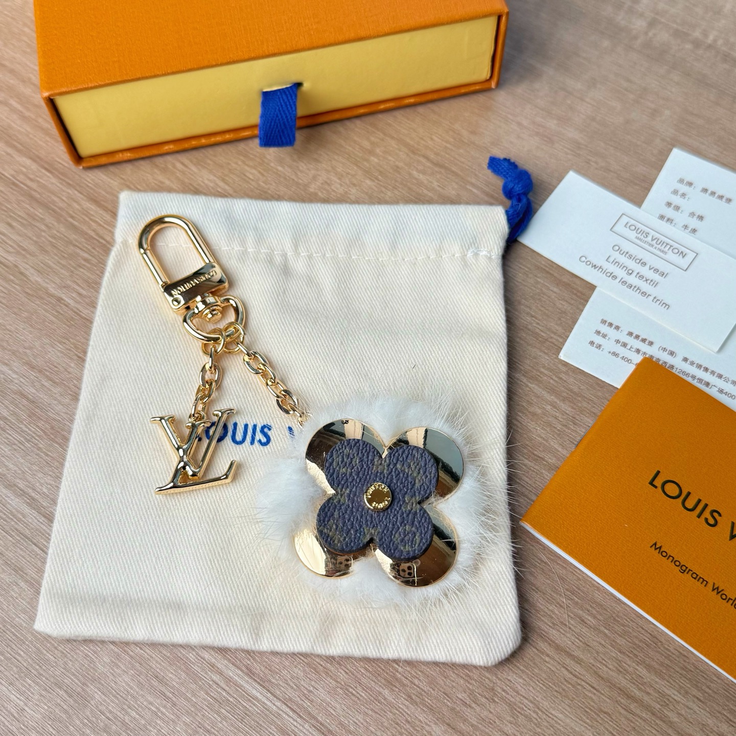 Louis Vuitton LV 路易威登四叶草包挂 金色链条+花朵+水貂毛设计