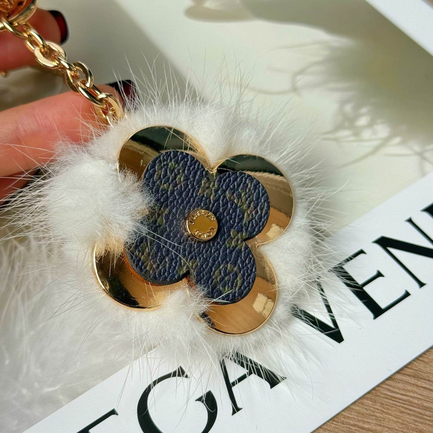 Louis Vuitton LV 路易威登四叶草包挂 金色链条+花朵+水貂毛设计
