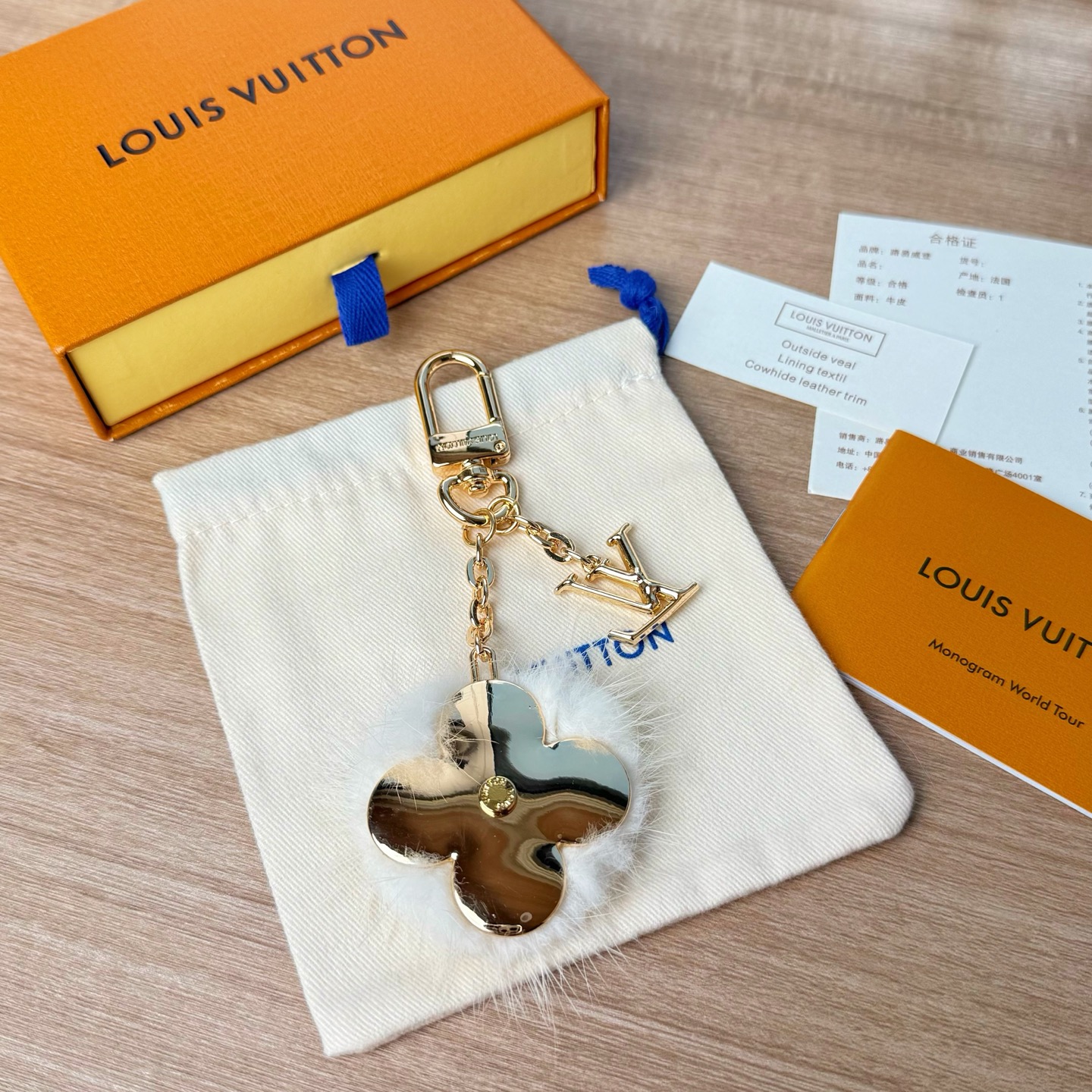 Louis Vuitton LV 路易威登四叶草包挂 金色链条+花朵+水貂毛设计