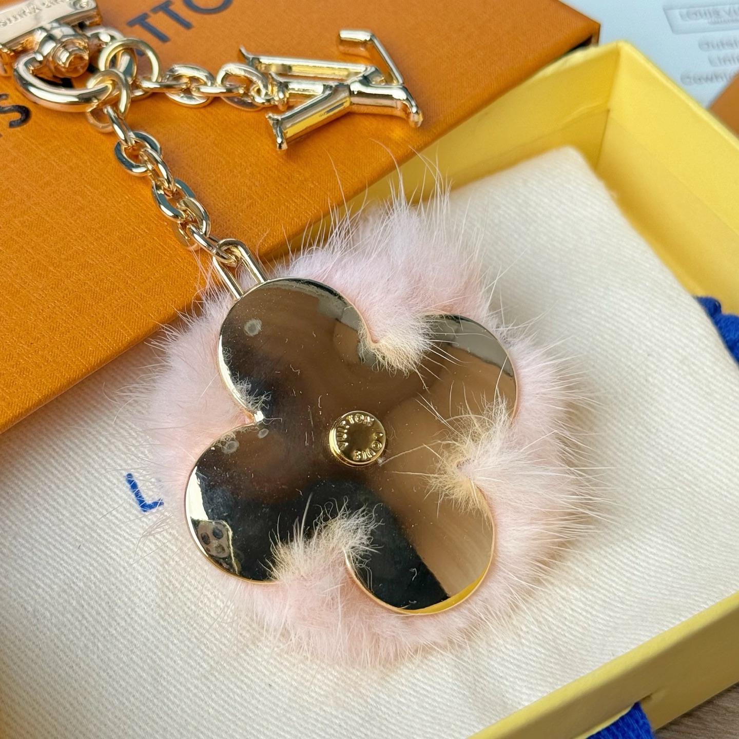 Louis Vuitton LV 路易威登四叶草包挂 金色链条+花朵+水貂毛设计