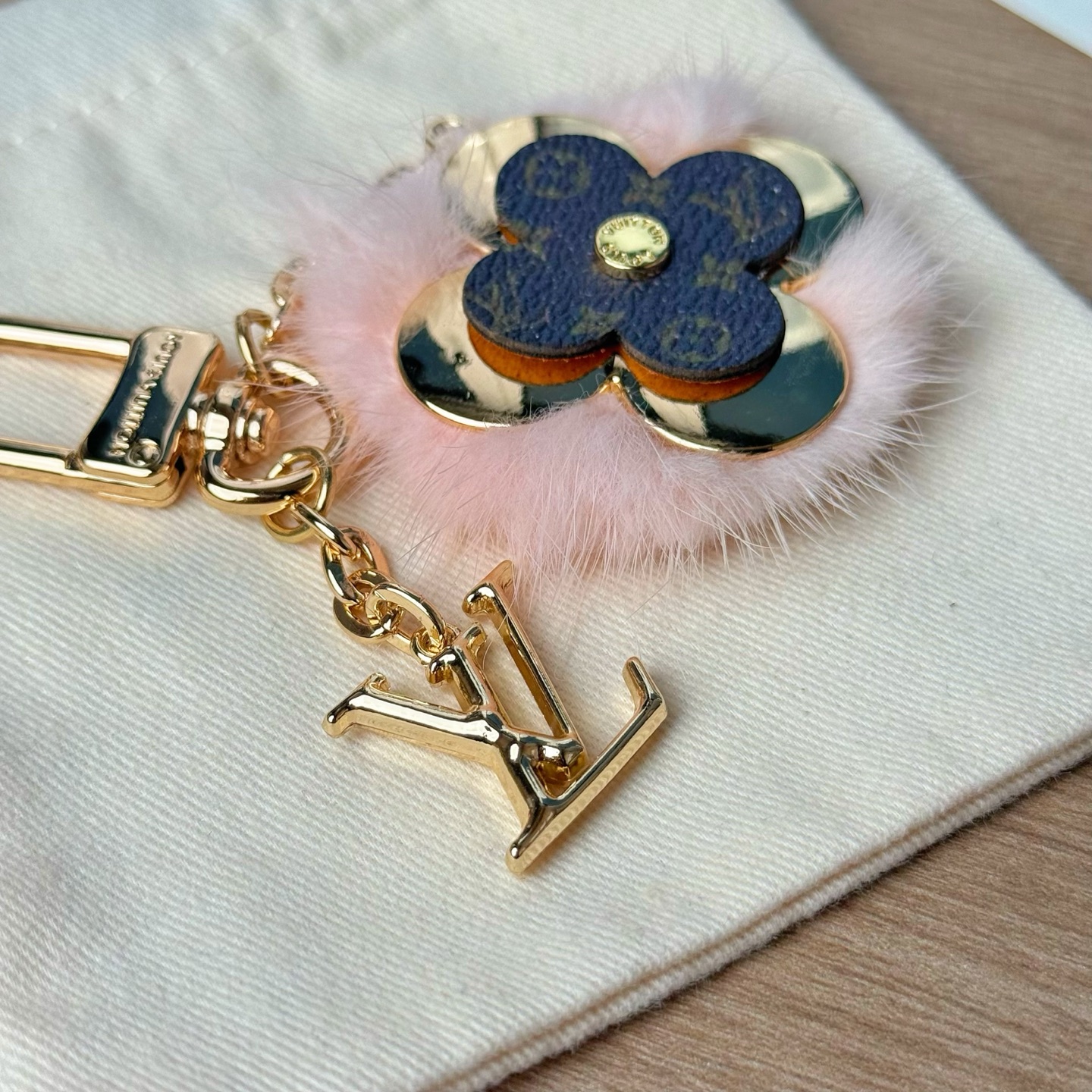 Louis Vuitton LV 路易威登四叶草包挂 金色链条+花朵+水貂毛设计