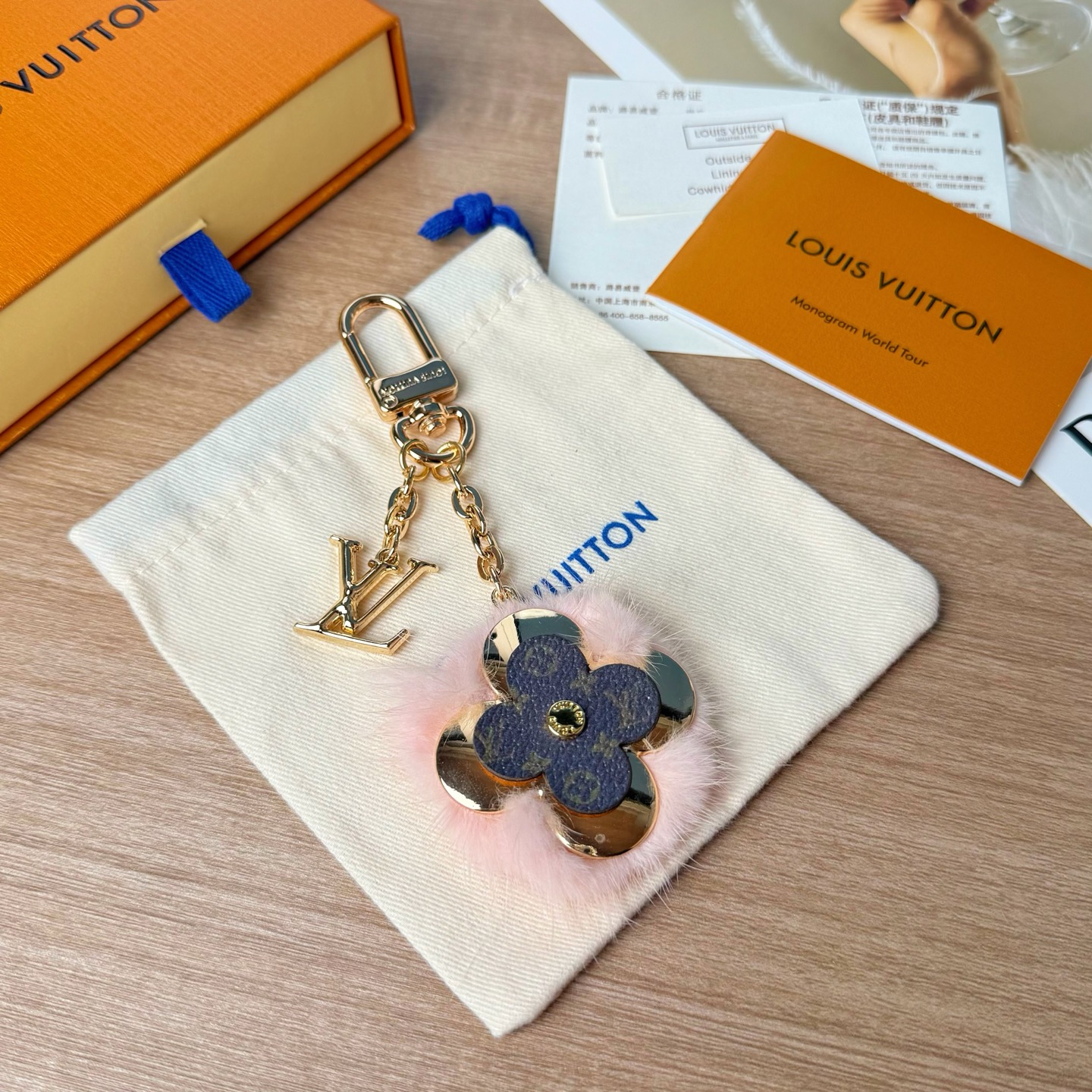 Louis Vuitton LV 路易威登四叶草包挂 金色链条+花朵+水貂毛设计