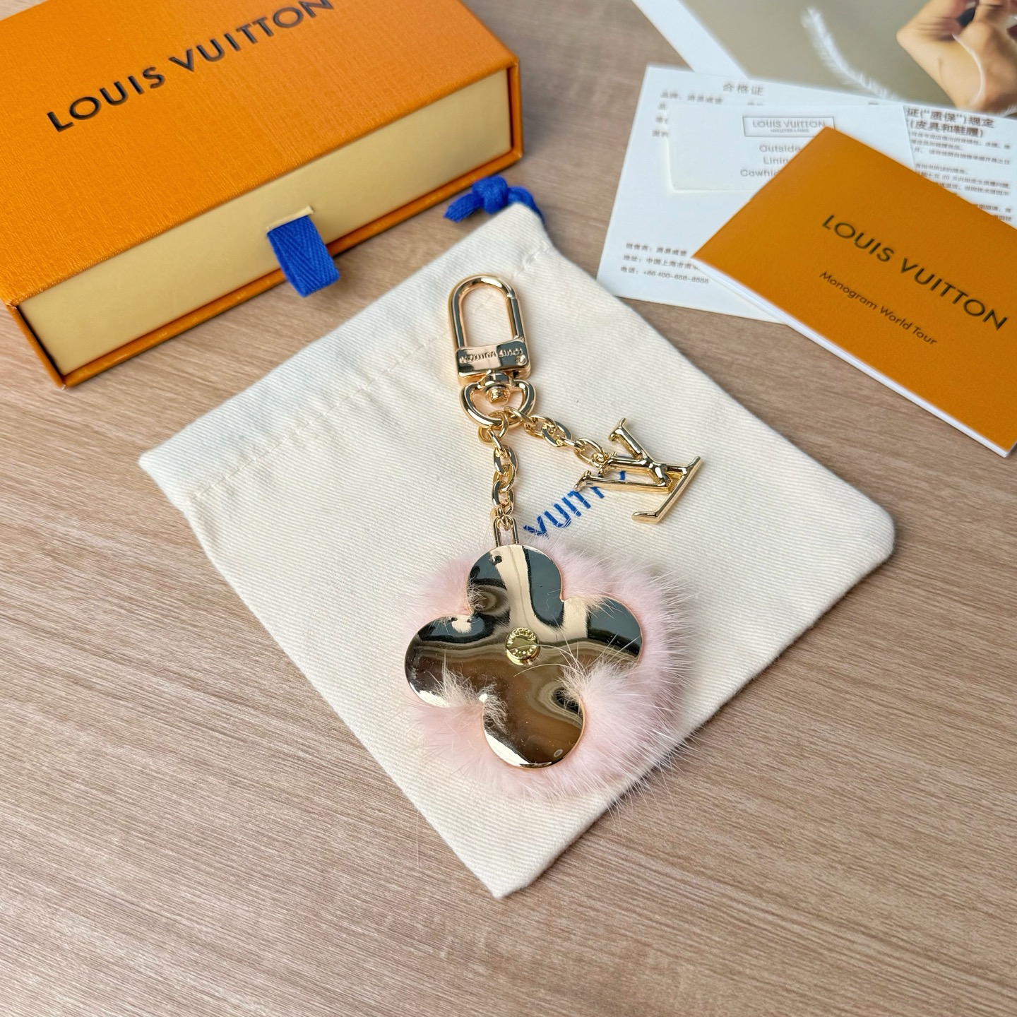 Louis Vuitton LV 路易威登四叶草包挂 金色链条+花朵+水貂毛设计