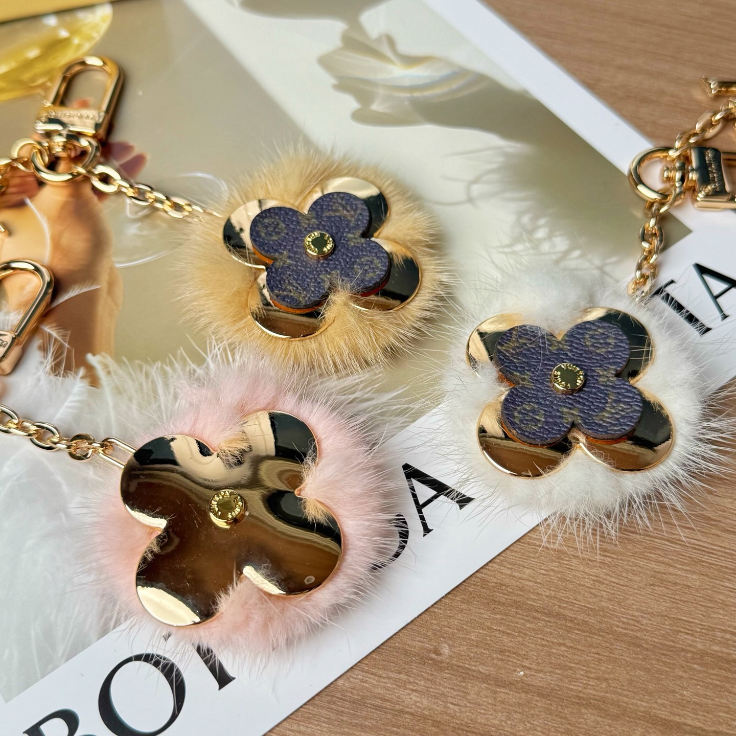 Louis Vuitton LV 路易威登四叶草包挂 金色链条+花朵+水貂毛设计